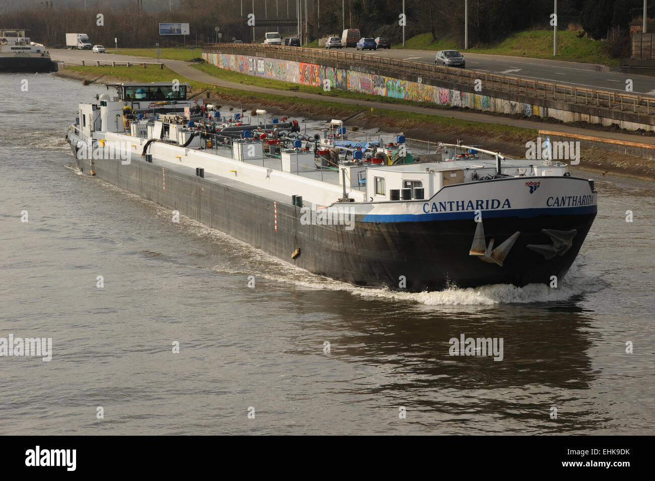 Une barge canal en cours sur le canal principal près de Mons, en Belgique. Cette barge est un carburant, d'offres de navires de transport typique de la trouvé Banque D'Images