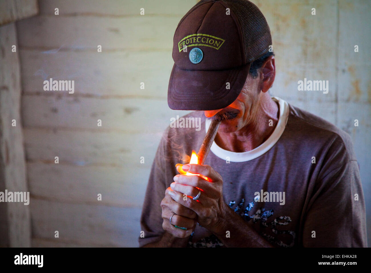 Un agriculteur s'allume un cigare cubain, Vinales, Cuba Banque D'Images