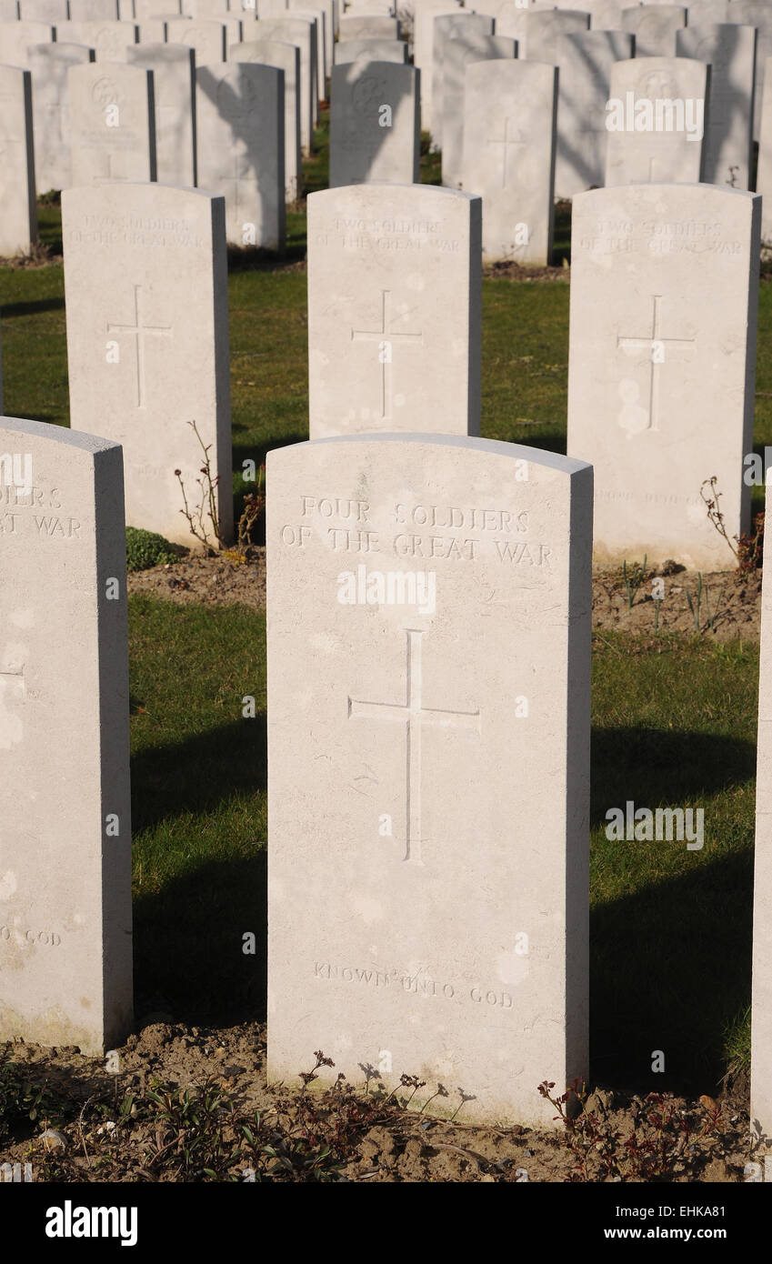 La pierre marquant la tombe commune sur quatre des nombreux milliers de guerriers inconnus qui sont tombés pendant la Grande Guerre WW1. Tyne Cot Banque D'Images