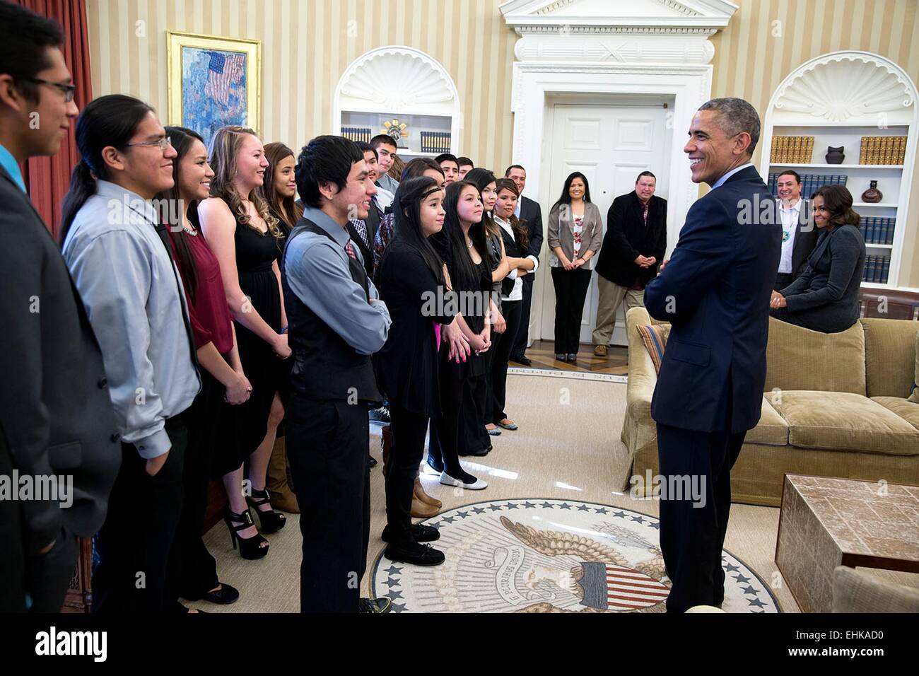 Le président américain Barack Obama parle avec les jeunes de la tribu des Sioux Standing Rock dans le bureau ovale de la Maison Blanche le 20 novembre 2014 à Washington, DC. Le Président les a invités à la Maison blanche au cours de sa visite à leur réservation à Cannon Ball, S.D. en juin. Banque D'Images