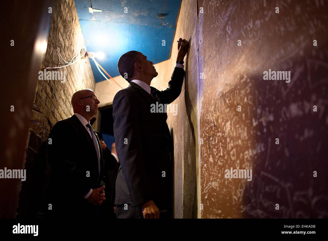 Le président américain Barack Obama signe un mur en coulisses avant de livrer les remarques sur l'immigration au Centre communautaire de Copernicus, 25 novembre 2014 à Chicago, IL. Banque D'Images