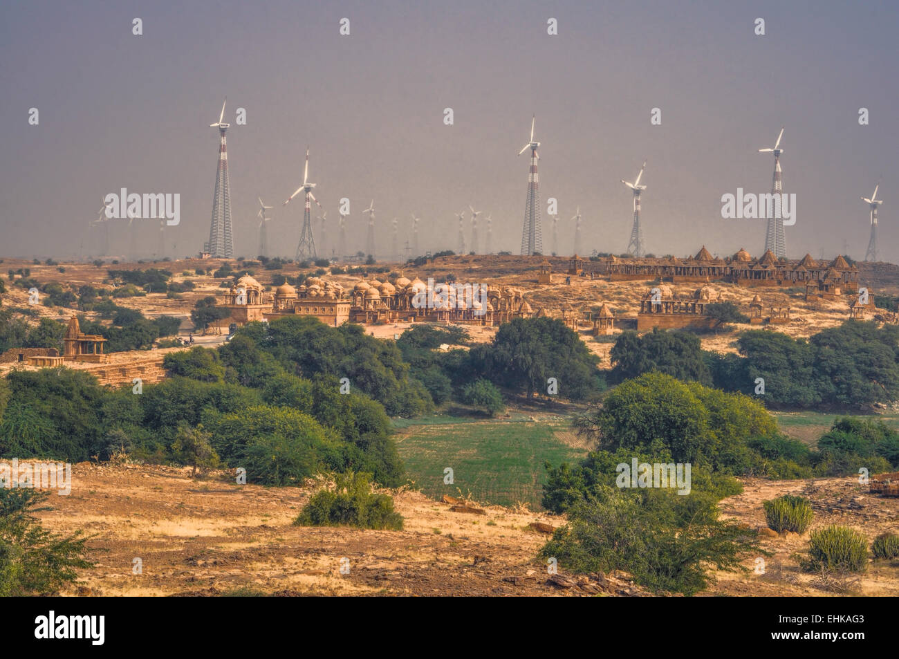 Vue panoramique des éoliennes au milieu des buissons dans désert du Thar Banque D'Images