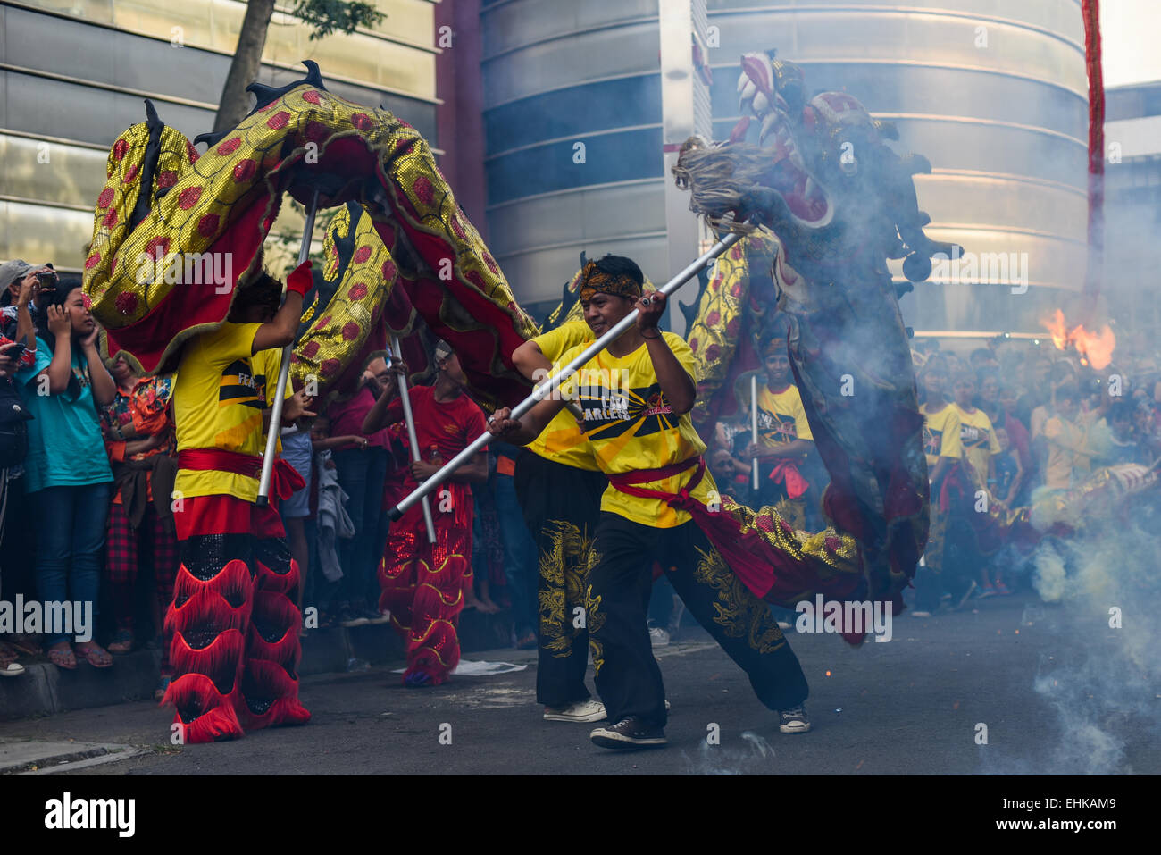 Un spectacle de danse de dragon lors du festival de musique de Bandung Lantern en 2015 Parade culturelle (Kirab Budaya Cap Go meh Bandung 2015) à Bandung City, en Indonésie. Banque D'Images