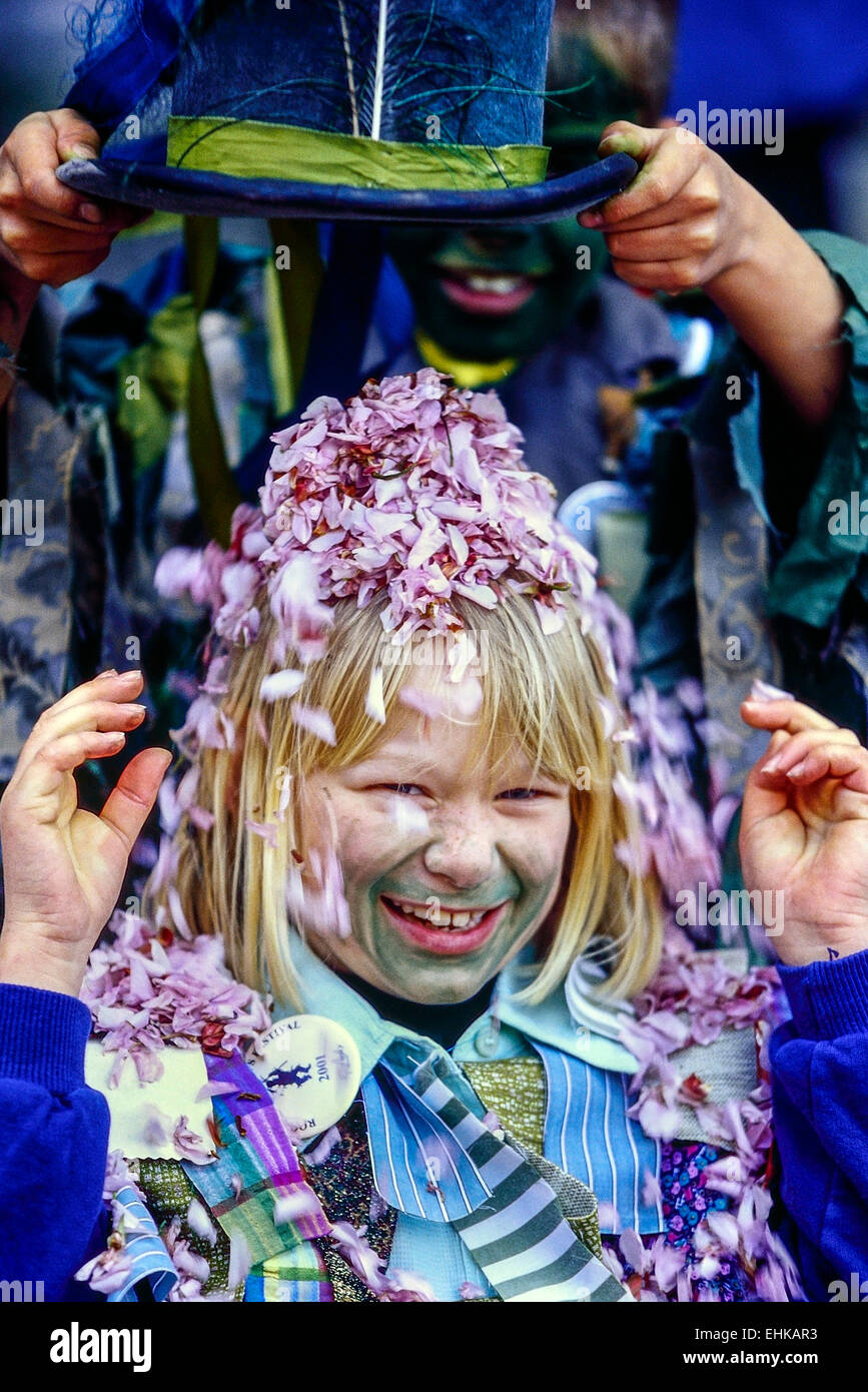 Une petite fille a son chapeau soulevé pour montrer spring cherry blossom sur sa tête. Rochester Sweeps Festival. Kent. UK Banque D'Images