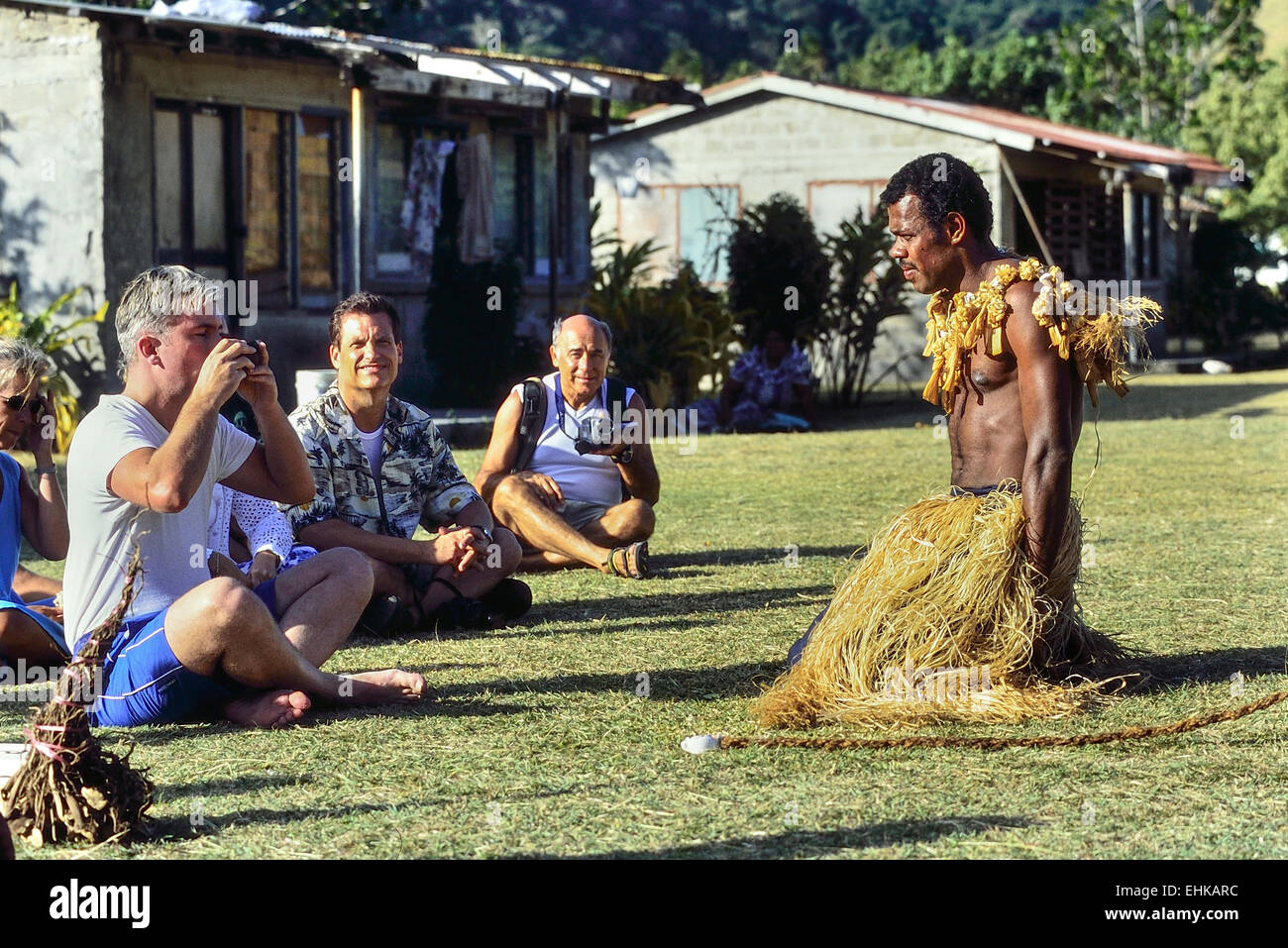 Les touristes de boire le Kava Kava lors d'une cérémonie. Malakati village, l'île de Nacula, Fidji. Pacifique Sud Banque D'Images