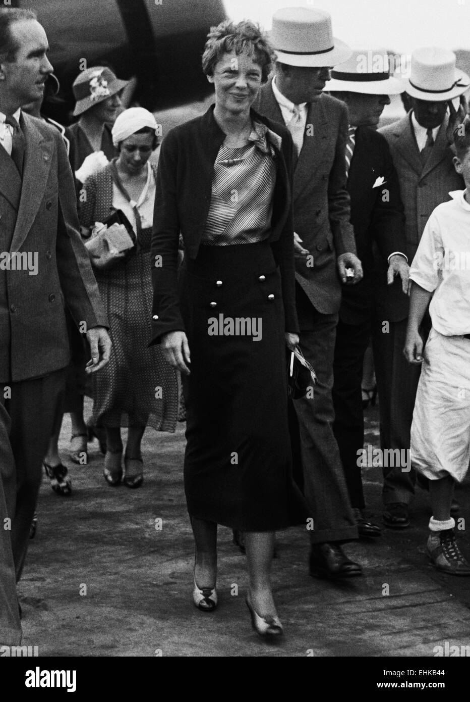 Photo d'époque de la pionnière et auteure de l'aviation américaine Amelia Earhart (1897 – déclarée morte en 1939) – Earhart et son navigateur Fred Noonan ont connu une célèbre disparition en 1937 alors qu'elle essayait de devenir la première femme à effectuer un vol de navigation du globe. Photo de Harris & Ewing prise en 1932. Banque D'Images