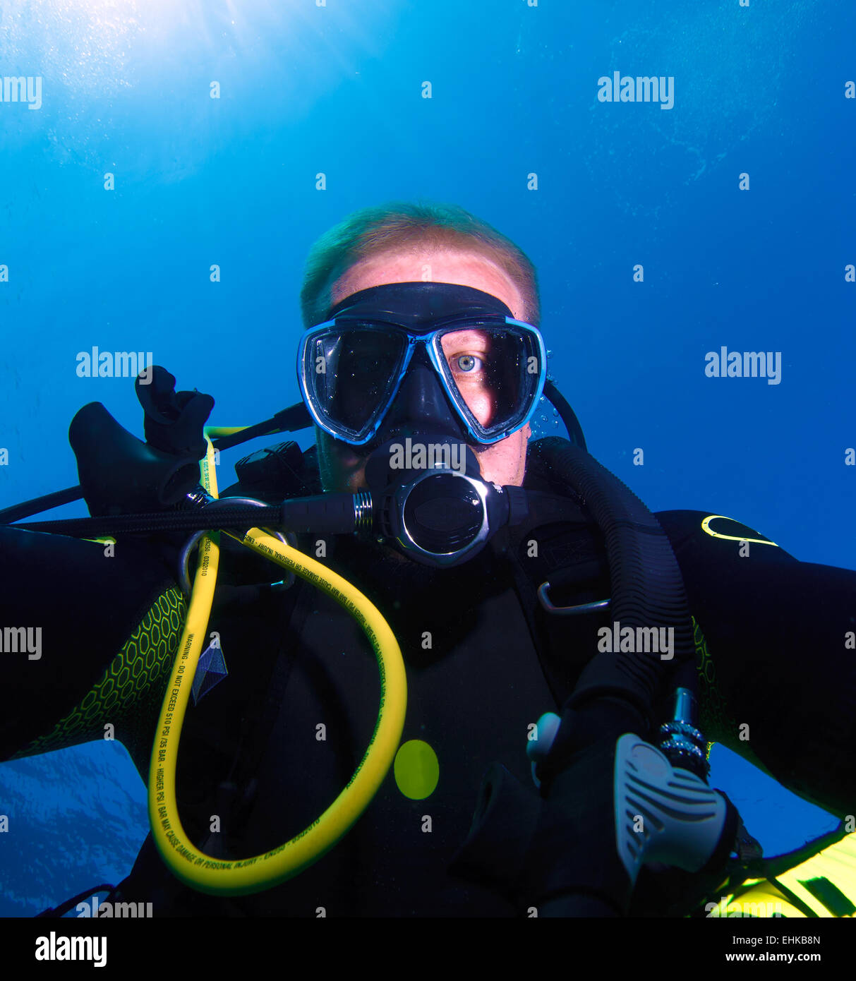 Plongeur, montrant tout droit à l'appareil photo Banque D'Images
