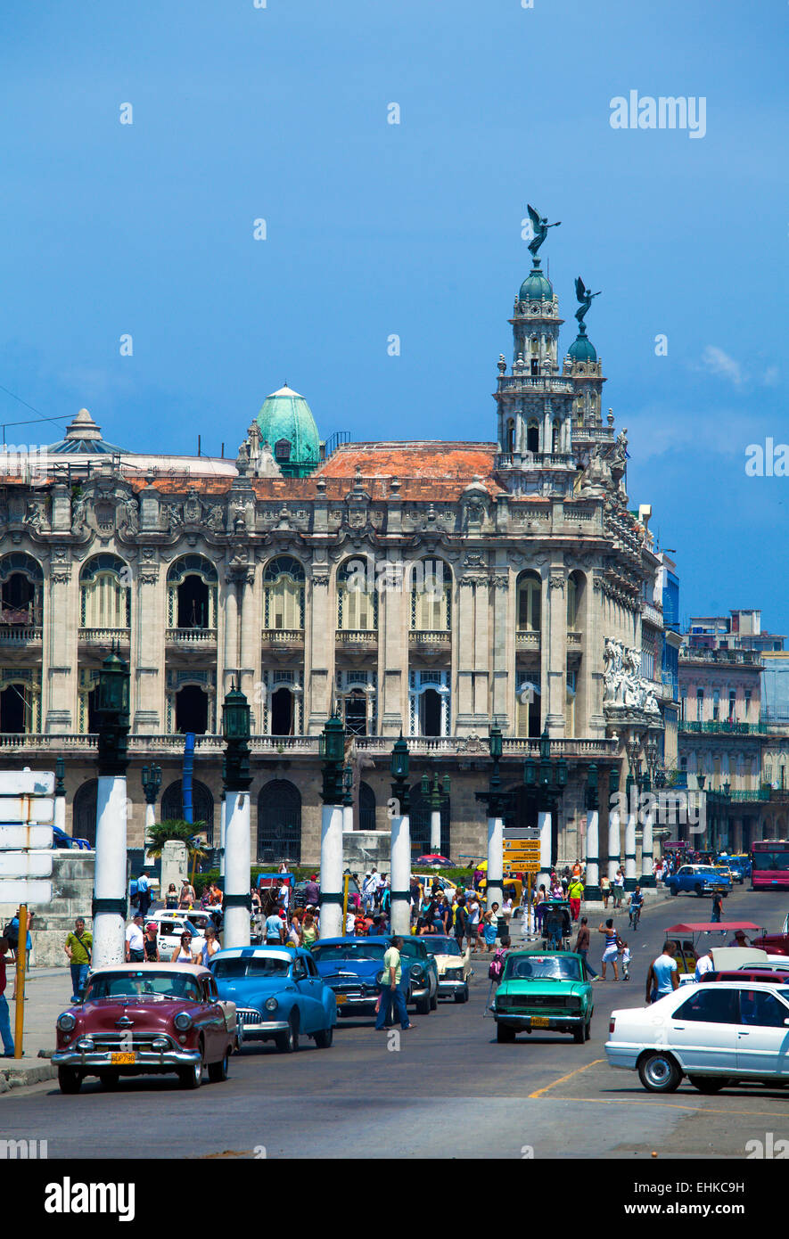 Grand Théâtre et lourd trafic, vieille ville, La Havane, Cuba Banque D'Images