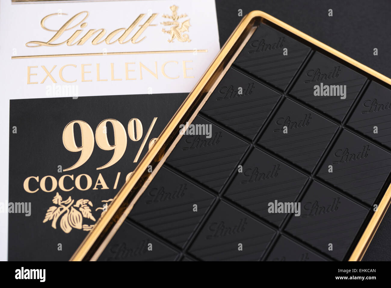 Tambov, Fédération de Russie - Février 26, 2015 Chocolat noir Lindt  Excellence 99 % cacao tablette de chocolat. Studio shot Photo Stock - Alamy