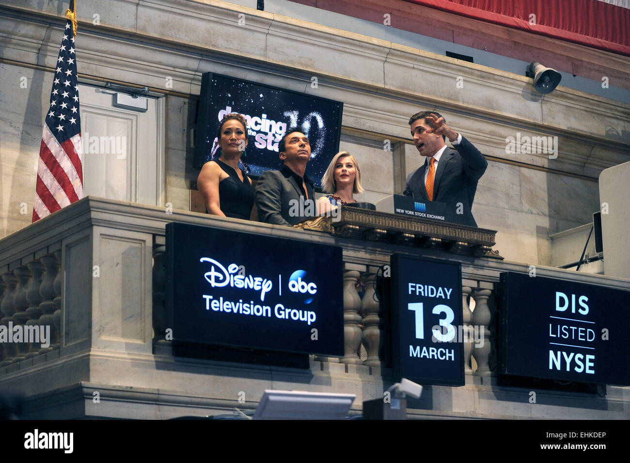 Carrie Ann Inaba, Bruno Tonioli et Julianne Hough de 'Dancing with the Stars' sonner la cloche de clôture à la Bourse de New York Stock Exchange le 13 mars 2015 à New York City Banque D'Images