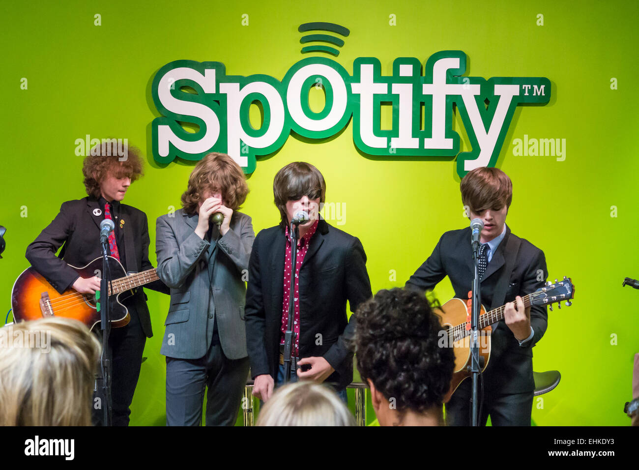 Le groupe irlandais The Strypes effectuer à un petit hôtel intime de public pour un jeu de Spotify Banque D'Images