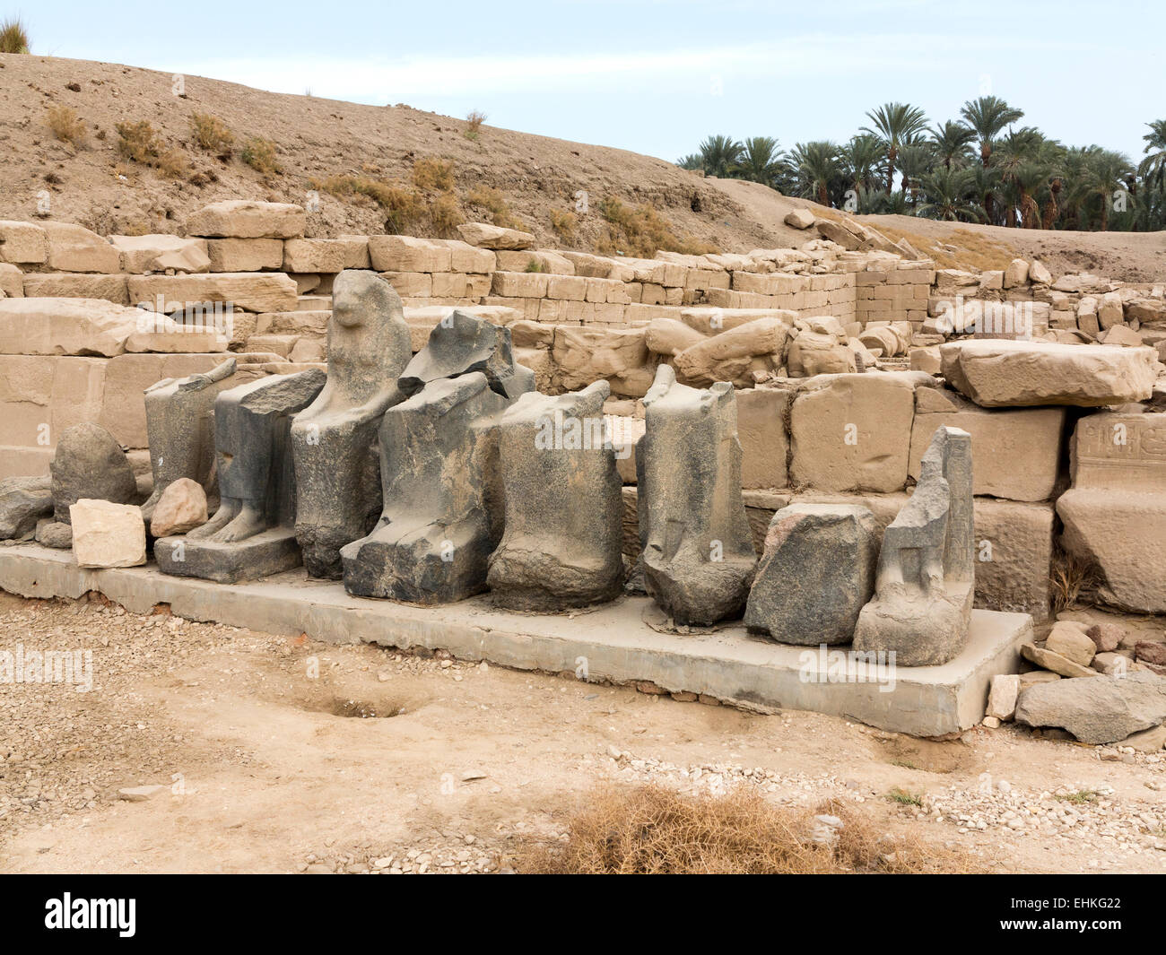 Broken statues de Sekhmet dans le temple de Mout le Grand à Karnak, Louxor Égypte Banque D'Images