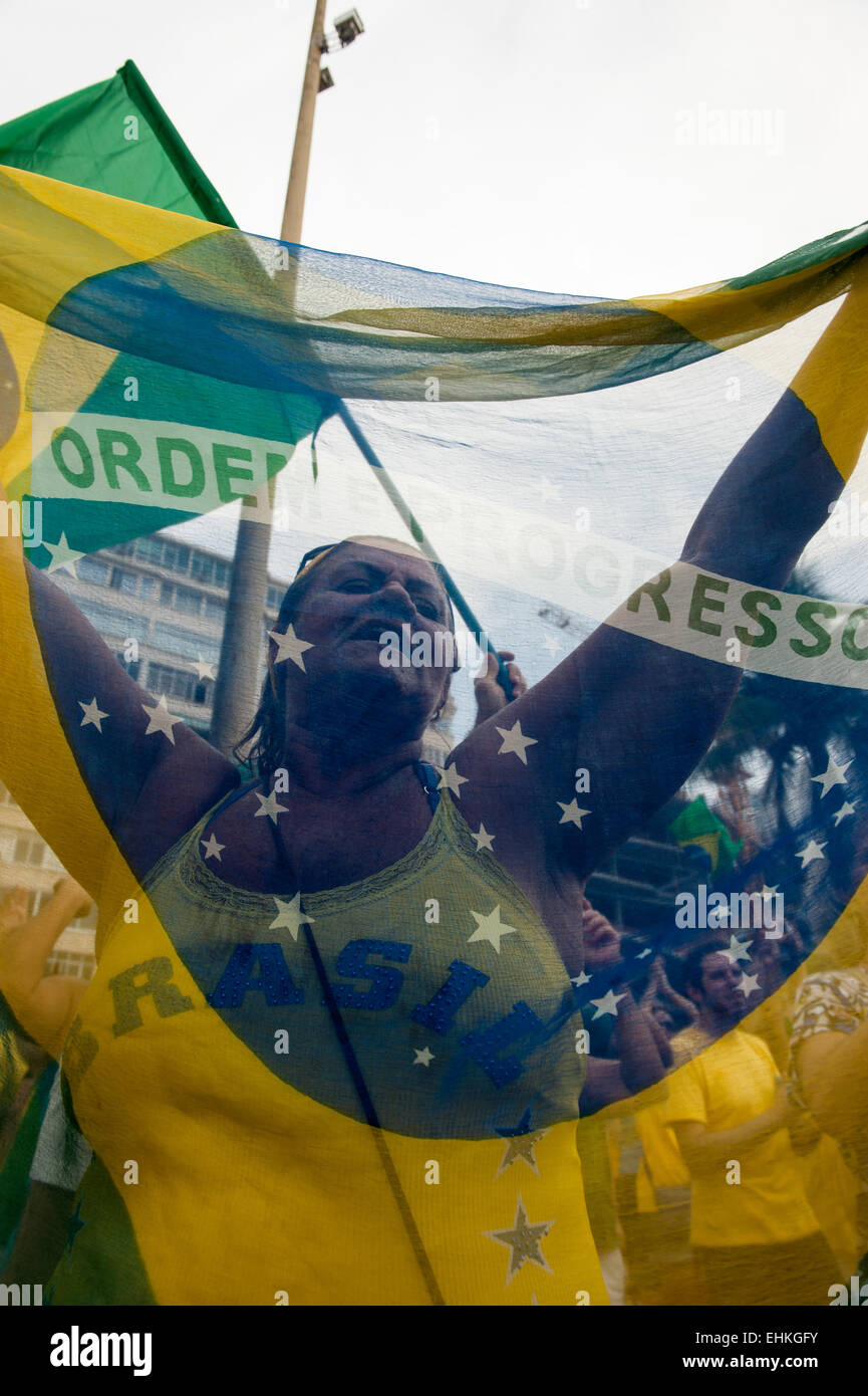 Les manifestants, une femme tient un drapeau brésilien. Rio de Janeiro, Brésil, le 15 mars 2015. Manifestation contre la présidente dilma rousseff. Banque D'Images