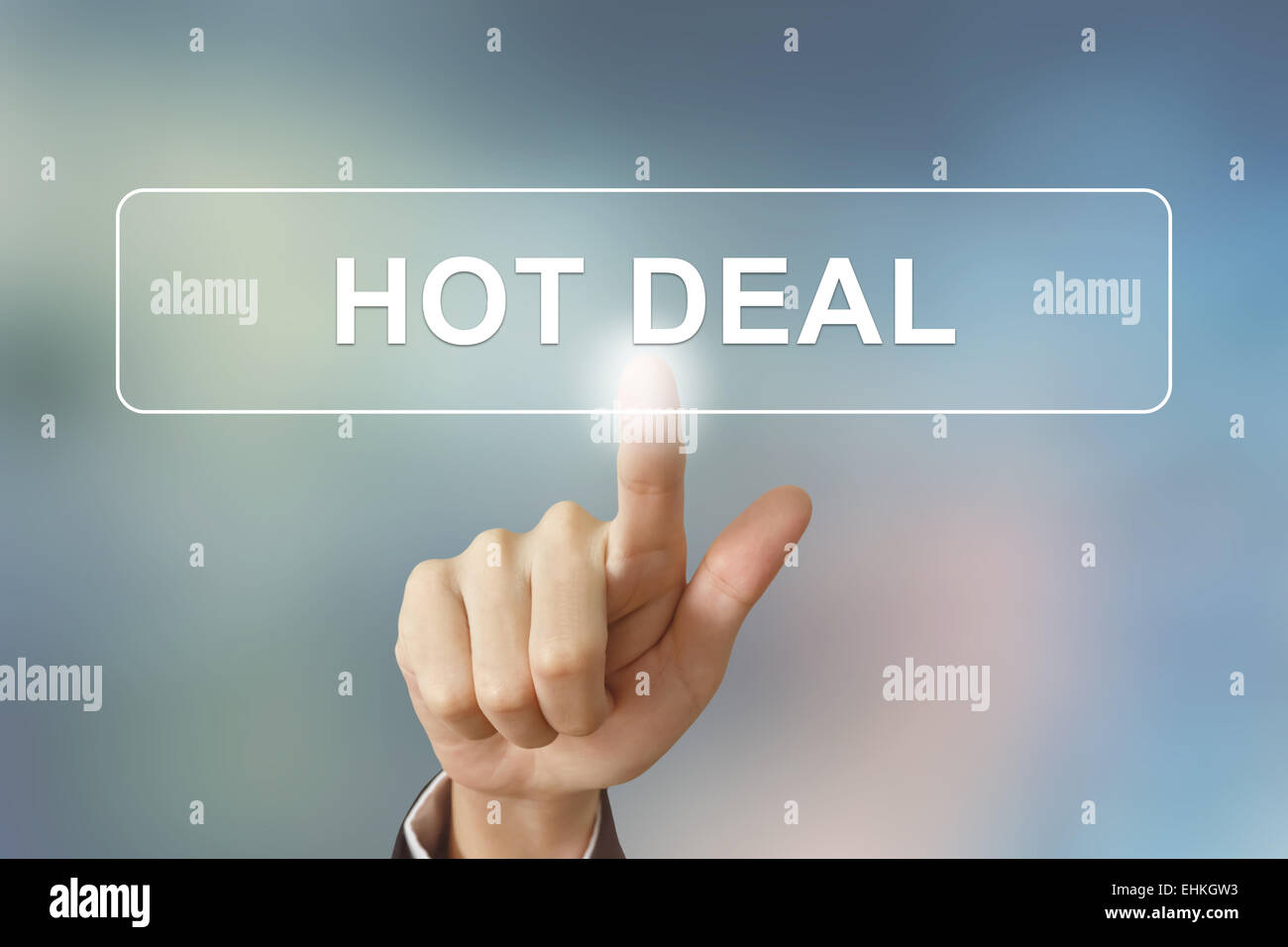 La main d'affaires Hot deal poussant sur le bouton Arrière-plan flou Banque D'Images