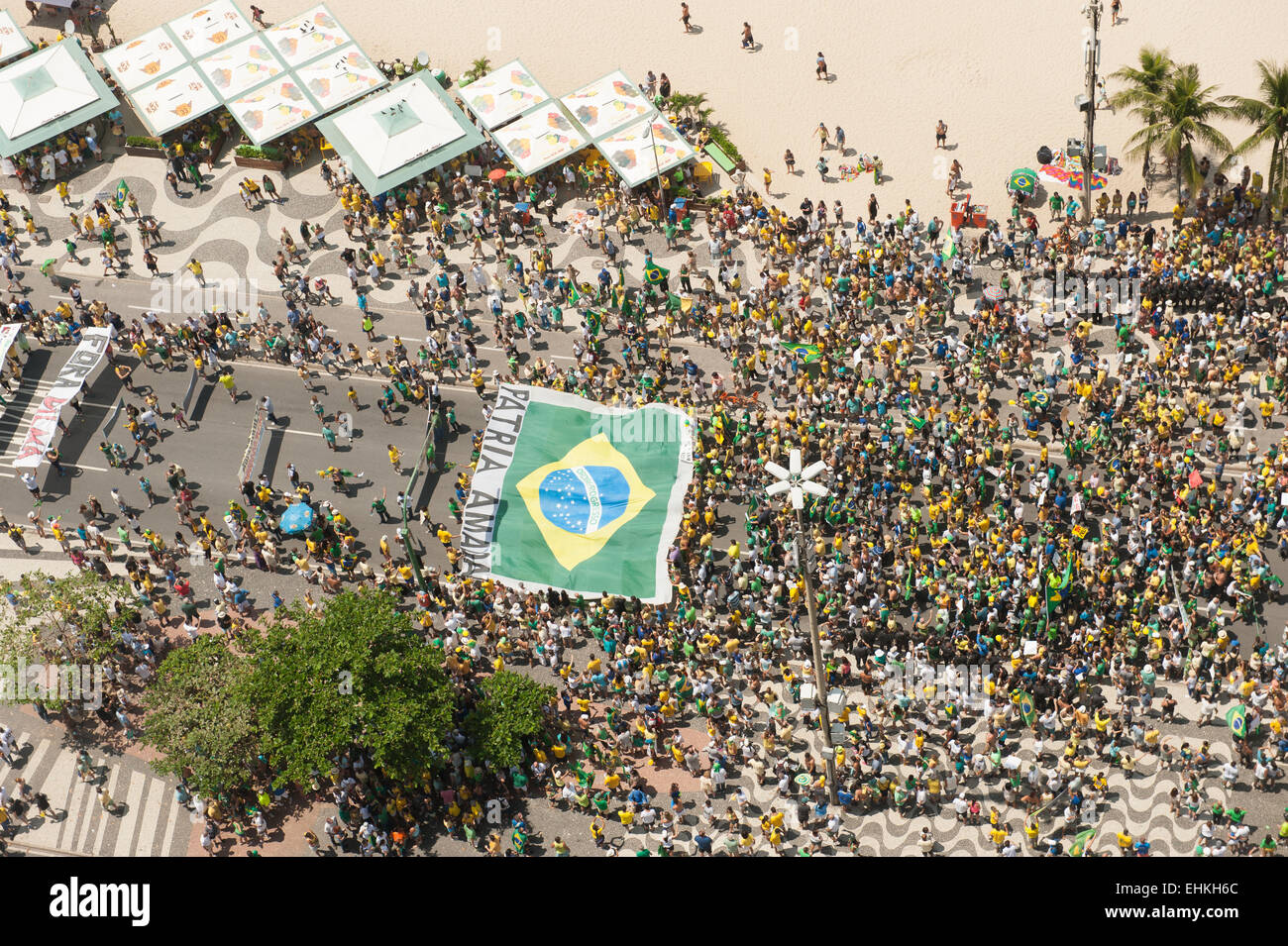 Les manifestants portent un immense drapeau brésilien. Rio de Janeiro, Brésil, le 15 mars 2015. Manifestation populaire contre la présidente dilma rousseff. Banque D'Images