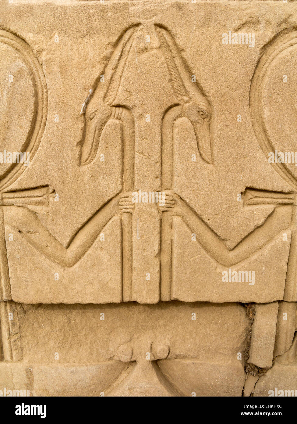 Sceptre était frontière secours dans le temple de Mout le Grand à Karnak, Louxor Égypte Banque D'Images Sceptre était frontière secours dans le temple de Mout le Grand à Karnak, Louxor Égypte Banque D'Images