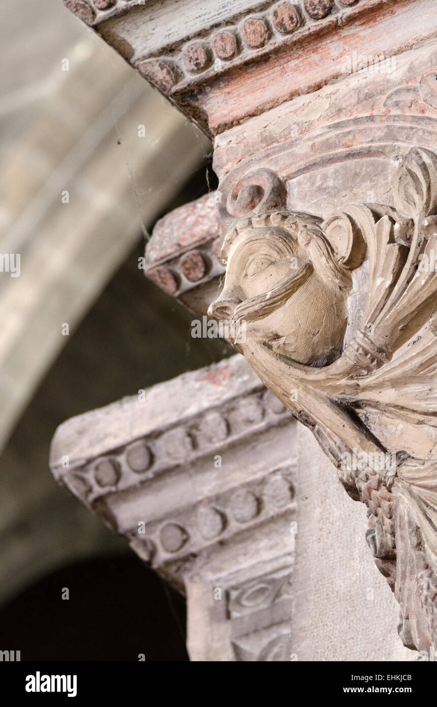 Une tête grotesque feuillage germes de sa bouche sur une capitale dans la Cathédrale Saint-Vincent, Chalon-sur-Saône, France. Banque D'Images