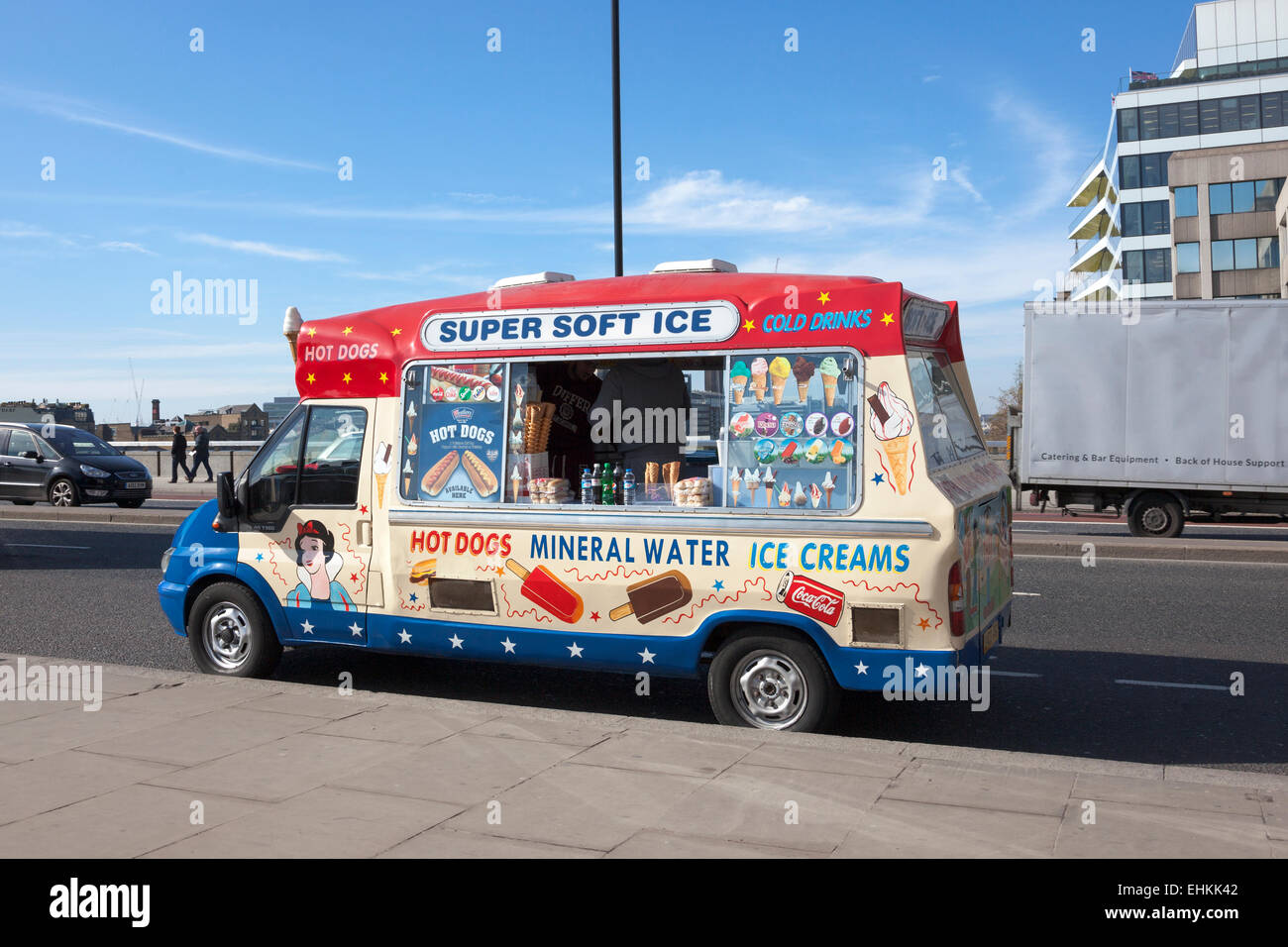 Ice Cream Van arrêt sur le pont de Londres Banque D'Images