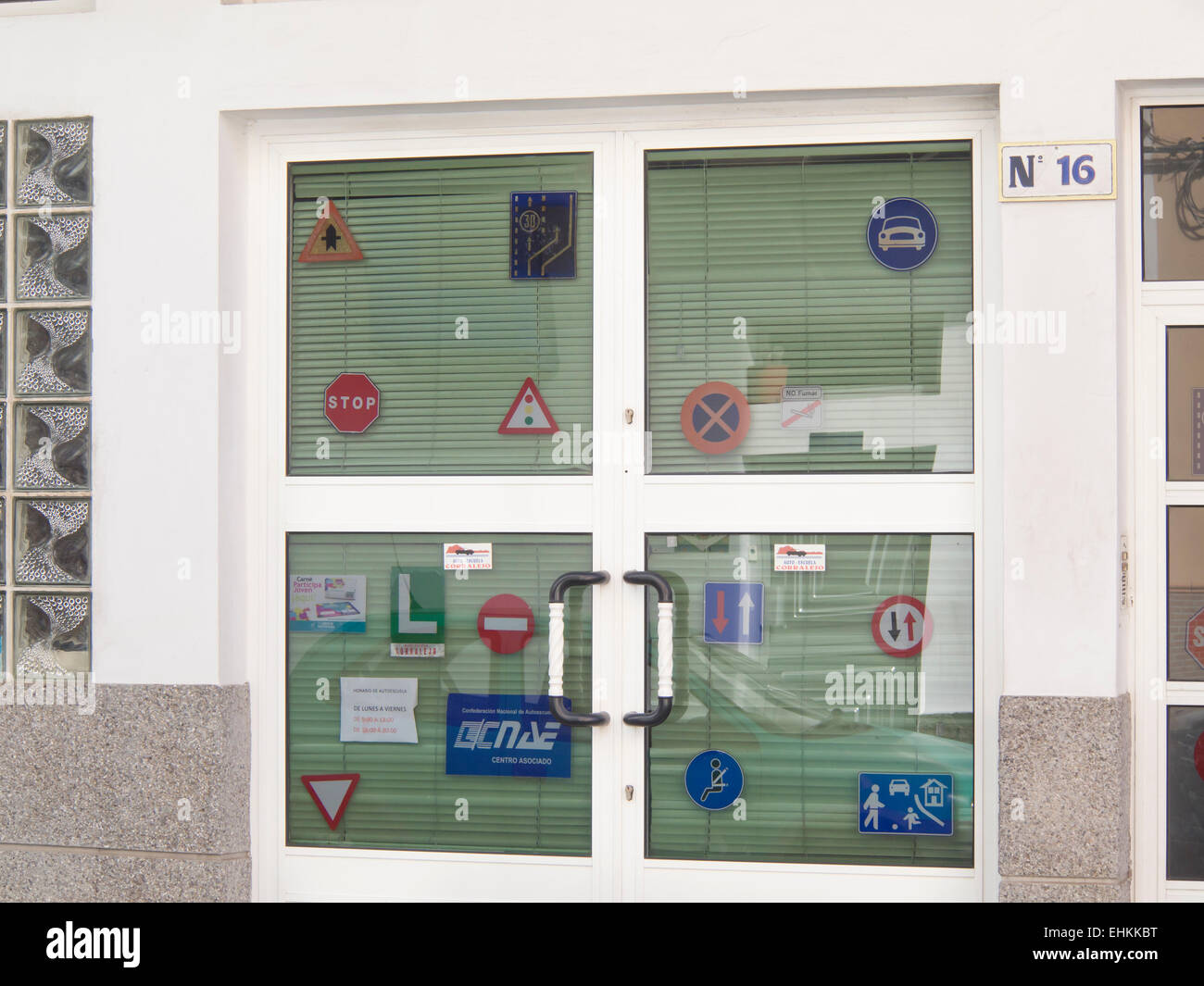 Bureau des moniteurs de conduite à Corralejo Fuerteventura, Espagne, les panneaux de signalisation sur la façade porte en verre Banque D'Images