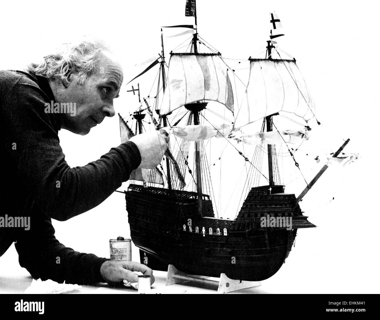 AJAXNETPHOTO. 1972. PORTSMOUTH, Angleterre. TUDOR - NAVIRE COMMANDÉ ET CONSTRUIT POUR LE COMPTE DU GROUPE BP EN ASSOCIATION AVEC LE MARY ROSE COMITÉ 1967, CE MODÈLE DE L'HÔTEL TUDOR EST BASÉ SUR UN NAVIRE DE GUERRE CONTEMPROARY DESSIN DANS MAGDALENE COLLEGE, CAMBRIDGE ET LES RÉSULTATS DES DERNIÈRES FOUILLES. PHOTO:BP CHEMICALS INTERNATIONAL/AJAX NEWS & FEATURE SERVICE REF:1972 04 Banque D'Images