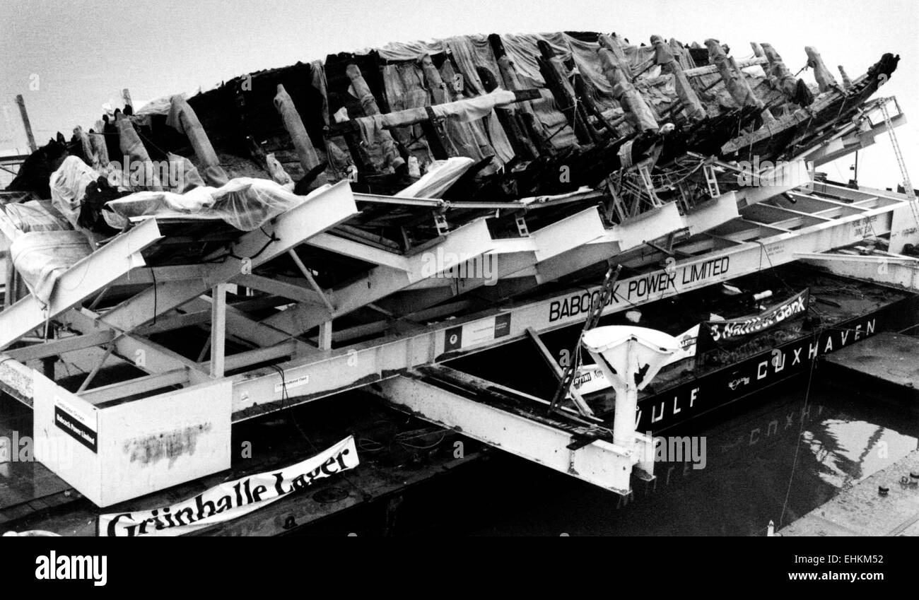 AJAXNETPHOTO. 8ème décembre 1982. PORTSMOUTH, Angleterre. - Navire de TUDOR VIENT D'ACCUEIL - LA DEMEURE DE HENRY VIII TUDOR DU MARY ROSE NAVIRE RÉCUPÉRÉ DU SOLENT SUR DES FONDS MARINS 12/10/82,ENTRE DANS LE VIEUX NR.3 QUAI À PORTSMOUTH DOCKYARD OÙ ELLE SERA basée en permanence. HMS Victory, vaisseau amiral de Nelson EST SITUÉ DANS L'NR.2.DOCK. PHOTO:SIMON BARNET/AJAX REF:821208 08  2 Banque D'Images