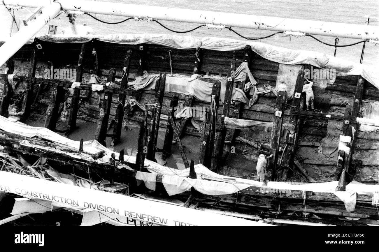 AJAXNETPHOTO. 8ème décembre 1982. PORTSMOUTH, Angleterre. - Navire de TUDOR VIENT À LA MAISON - LA PRÉPARATION DU CORPS D'HENRY VIII TUDOR DU MARY ROSE NAVIRE RÉCUPÉRÉ DU SOLENT SUR DES FONDS MARINS 12/10/82 AVANT DE PÉNÉTRER DANS LE VIEUX NR.3 QUAI À PORTSMOUTH DOCKYARD OÙ ELLE SERA basée en permanence. HMS Victory, vaisseau amiral de Nelson EST SITUÉ DANS L'NR.2.DOCK. PHOTO:SIMON BARNET/AJAX REF:821208 08 Banque D'Images