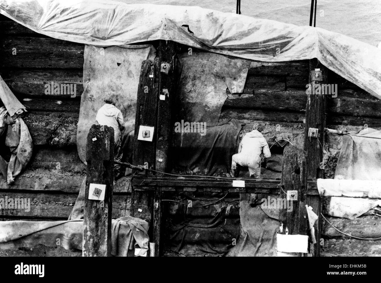 AJAXNETPHOTO. 8ème décembre 1982. PORTSMOUTH, Angleterre. - Navire de guerre VIENT À LA MAISON TUDOR - SÉCURISER LES RESTES D'HENRY VIII TUDOR DU MARY ROSE NAVIRE RÉCUPÉRÉ DU SOLENT SUR DES FONDS MARINS 12/10/82 AVANT DE LE DÉPLACER DANS UNE CALE SÈCHE À CÔTÉ DE NELSON'S HMS Victory. PHOTO:SIMON BARNET/AJAX REF:821208 009 Banque D'Images