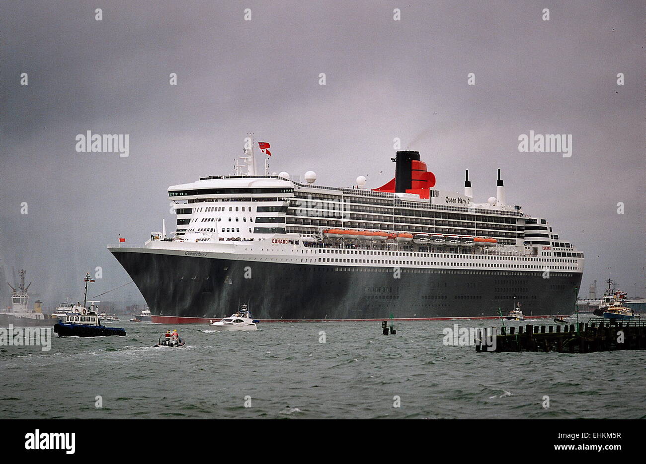 AJAXNETPHOTO. 26ème décembre, 2003. SOUTHAMPTON, Angleterre. - MAJESTIC - LA NOUVELLE LIGNE CUNARD QUEEN MARY 2 étapes d'une majestueuse ENTRÉE DE SON PORT D'HIVER SOUS UN CIEL DE PLOMB. PHOTO:JONATHAN EASTLAND/AJAX. REF:32612  1 SOU Banque D'Images
