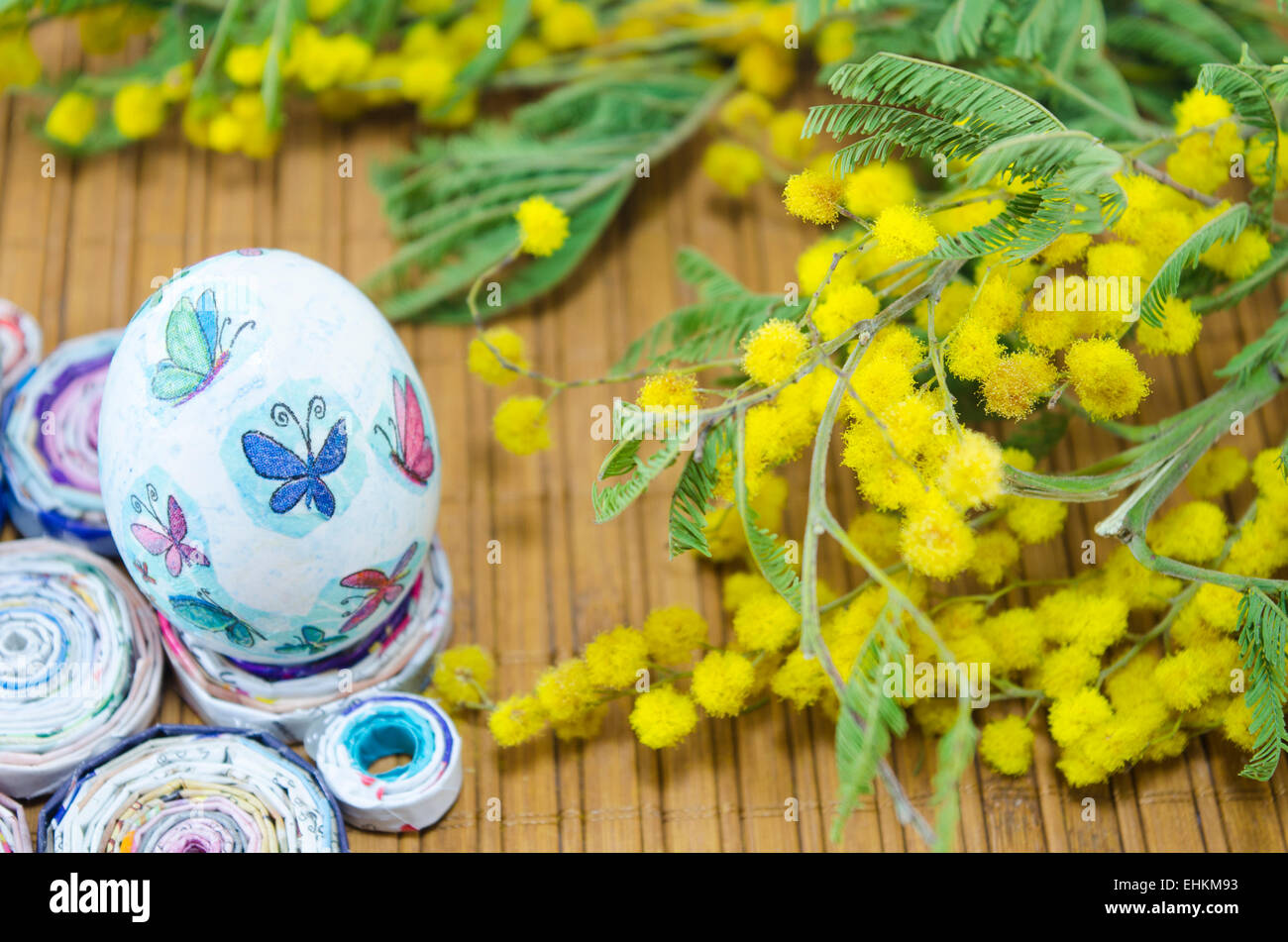 Decoupage peint à la main et oeufs de Pâques fleurs mimosa Banque D'Images