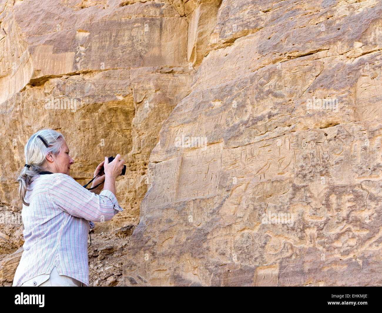 Photographier des femmes à l'art Rock Rock vautour à l'entrée de l'Oued Hellal, el Kab, ancienne Nekheb dans l'est désert, Egypte Banque D'Images