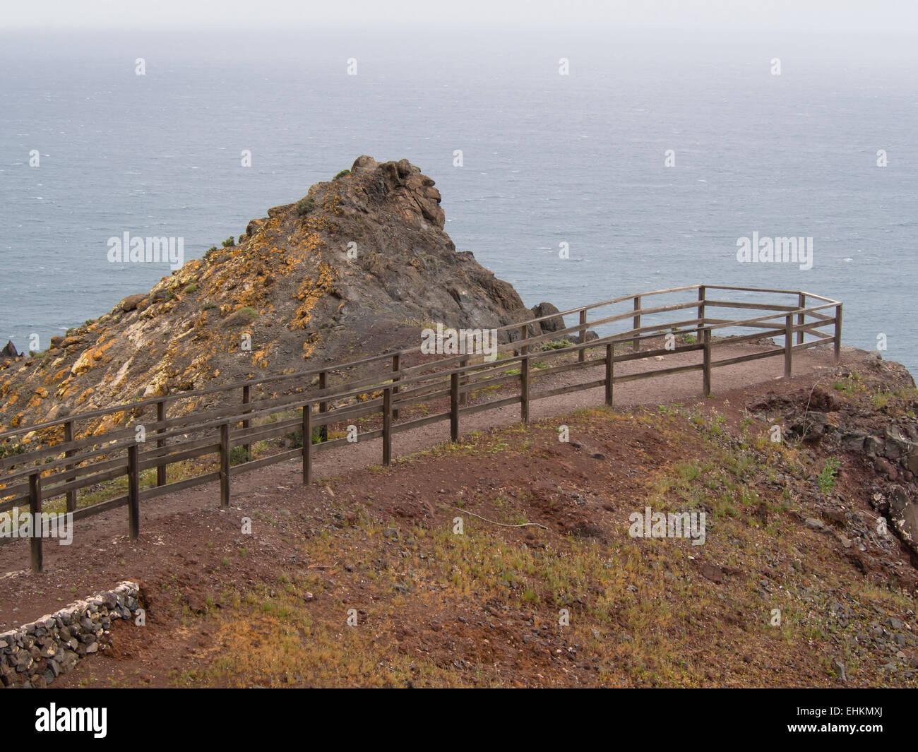 Rocs arides falaises et une partie de la plaque africaine, vue sur l'océan Atlantique d'Entallada leuchtturm Fuerteventura, îles Canaries Banque D'Images