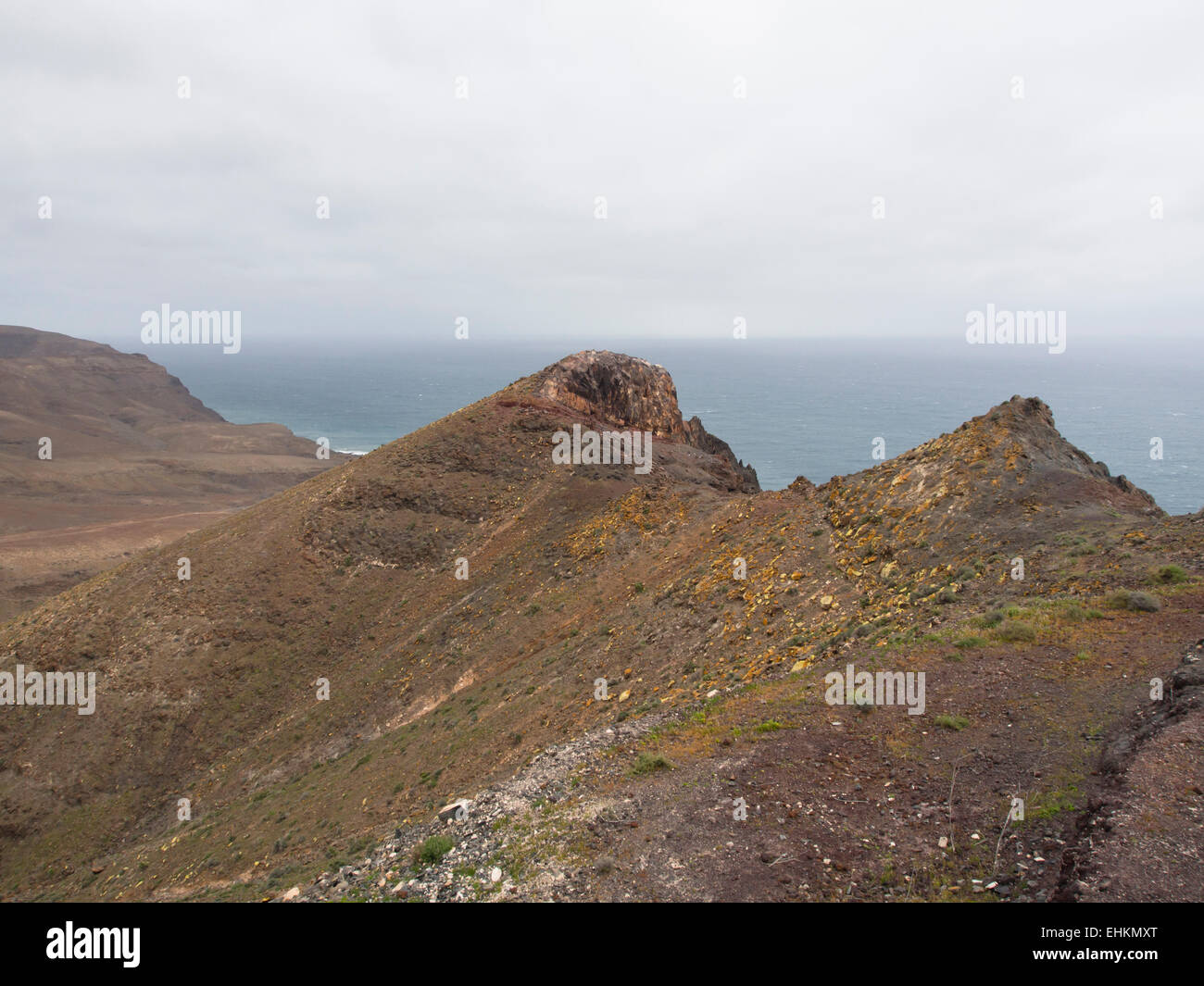 Rocs arides falaises et une partie de la plaque africaine, vue sur l'océan Atlantique d'Entallada leuchtturm Fuerteventura, îles Canaries Banque D'Images