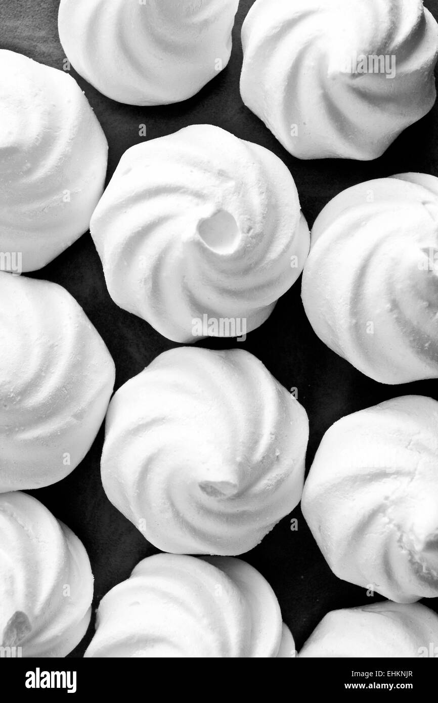 Sélection de nids de meringue blanche en noir et blanc Banque D'Images