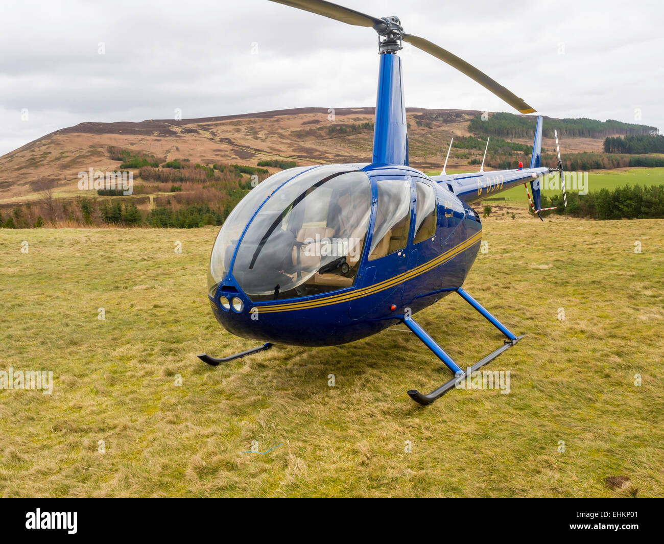 Un Robinson R44 Raven II hélicoptère sur le sol en pierres Seigneur Country Park Carlton à Cleveland le North Yorkshire UK Banque D'Images