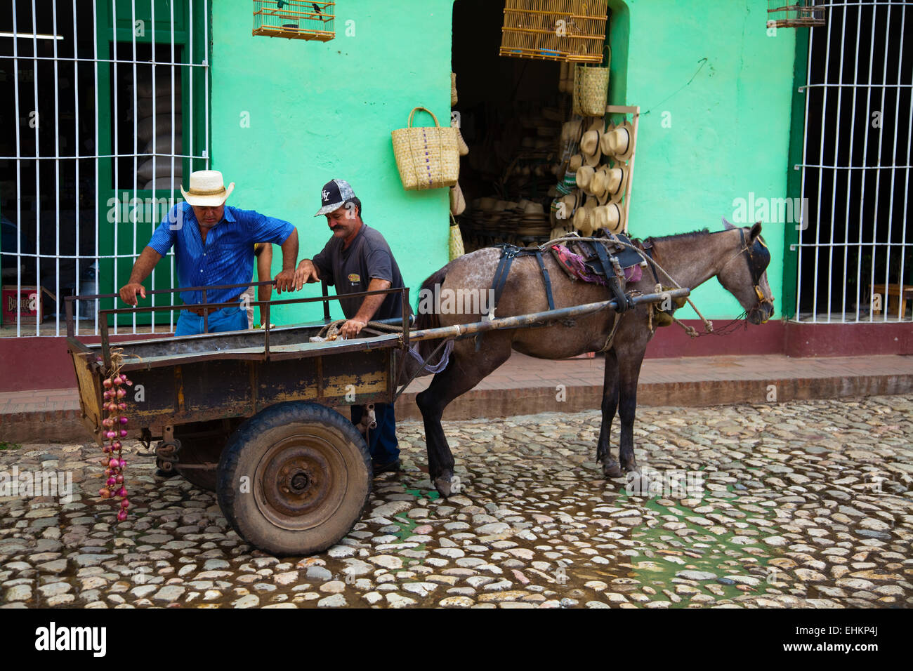 Les hommes dans la rue Commercial, Trinidad, Cuba Banque D'Images