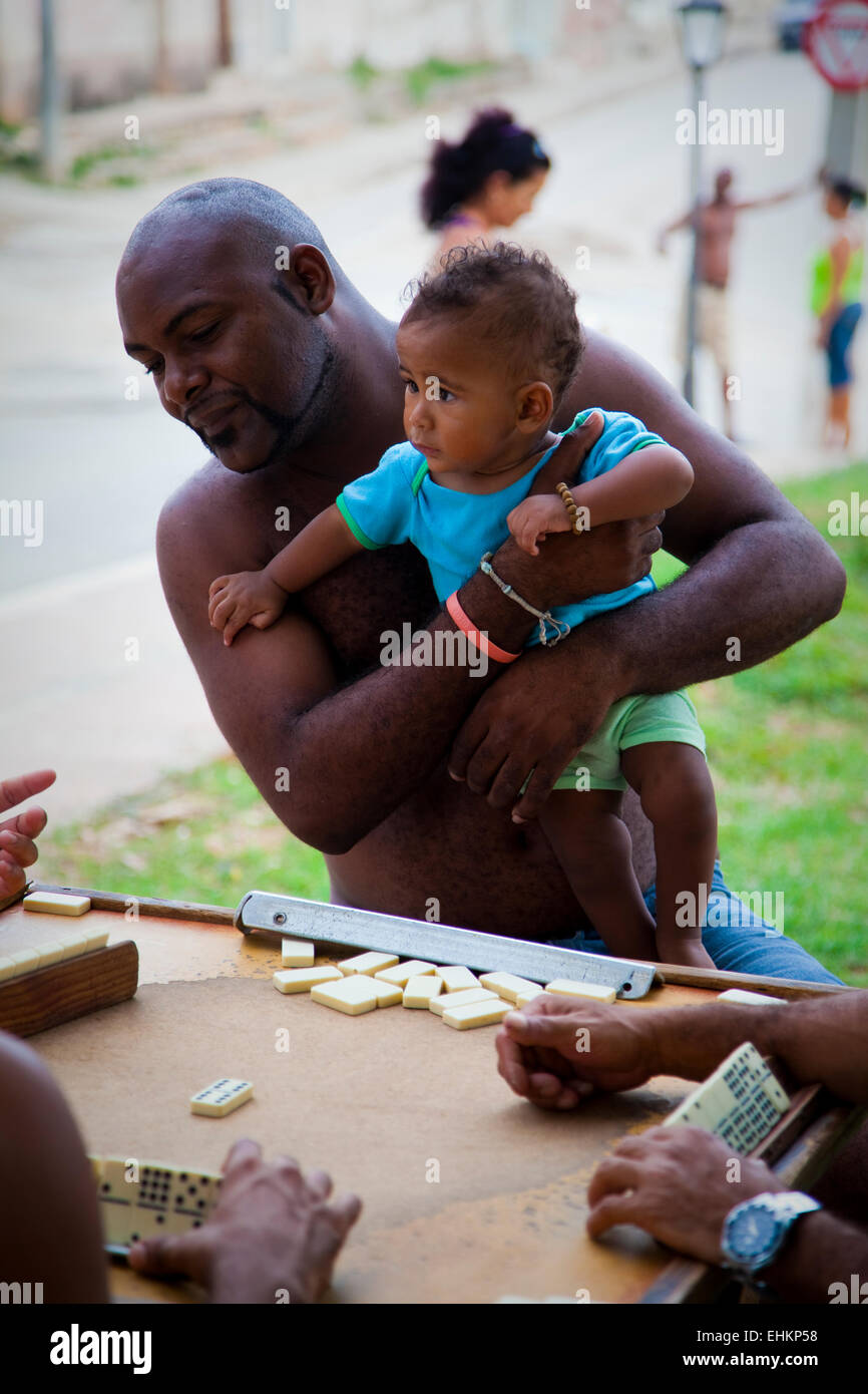 Un homme et l'enfant jouer aux dominos à Trinidad, Cuba Banque D'Images