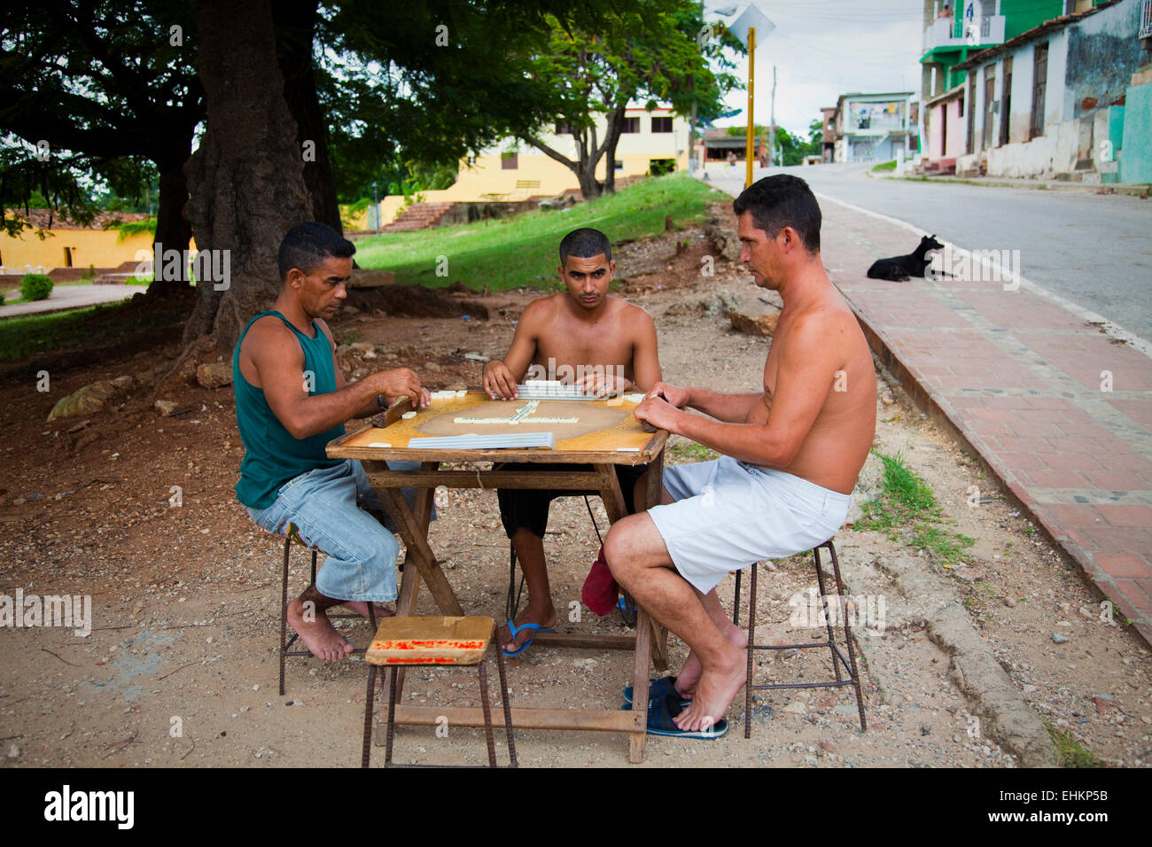 Les hommes jouent aux dominos dans Trinidad, Cuba Banque D'Images
