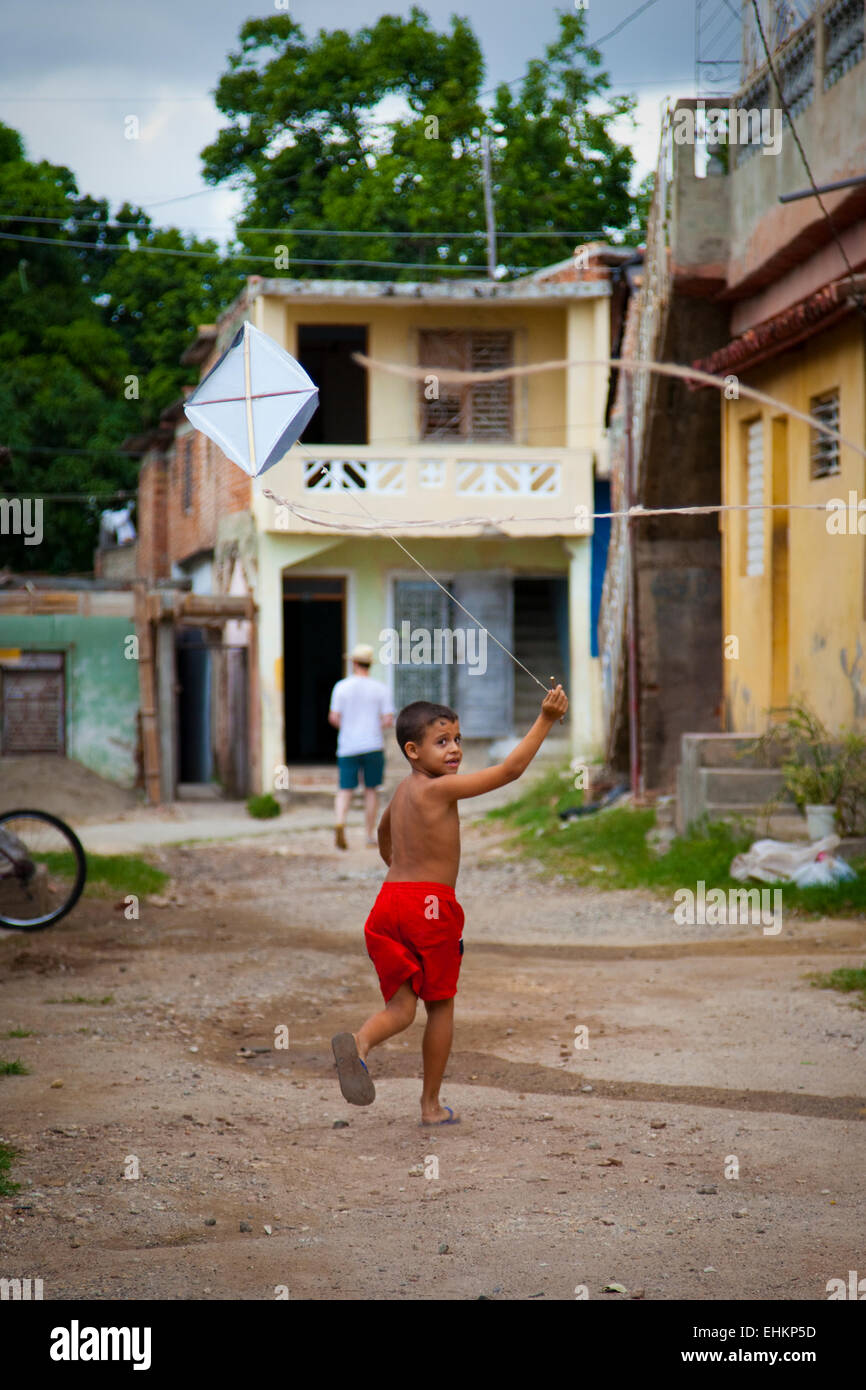 Un garçon fait voler un cerf-volant fait maison dans la rue à Trinidad, Cuba Banque D'Images