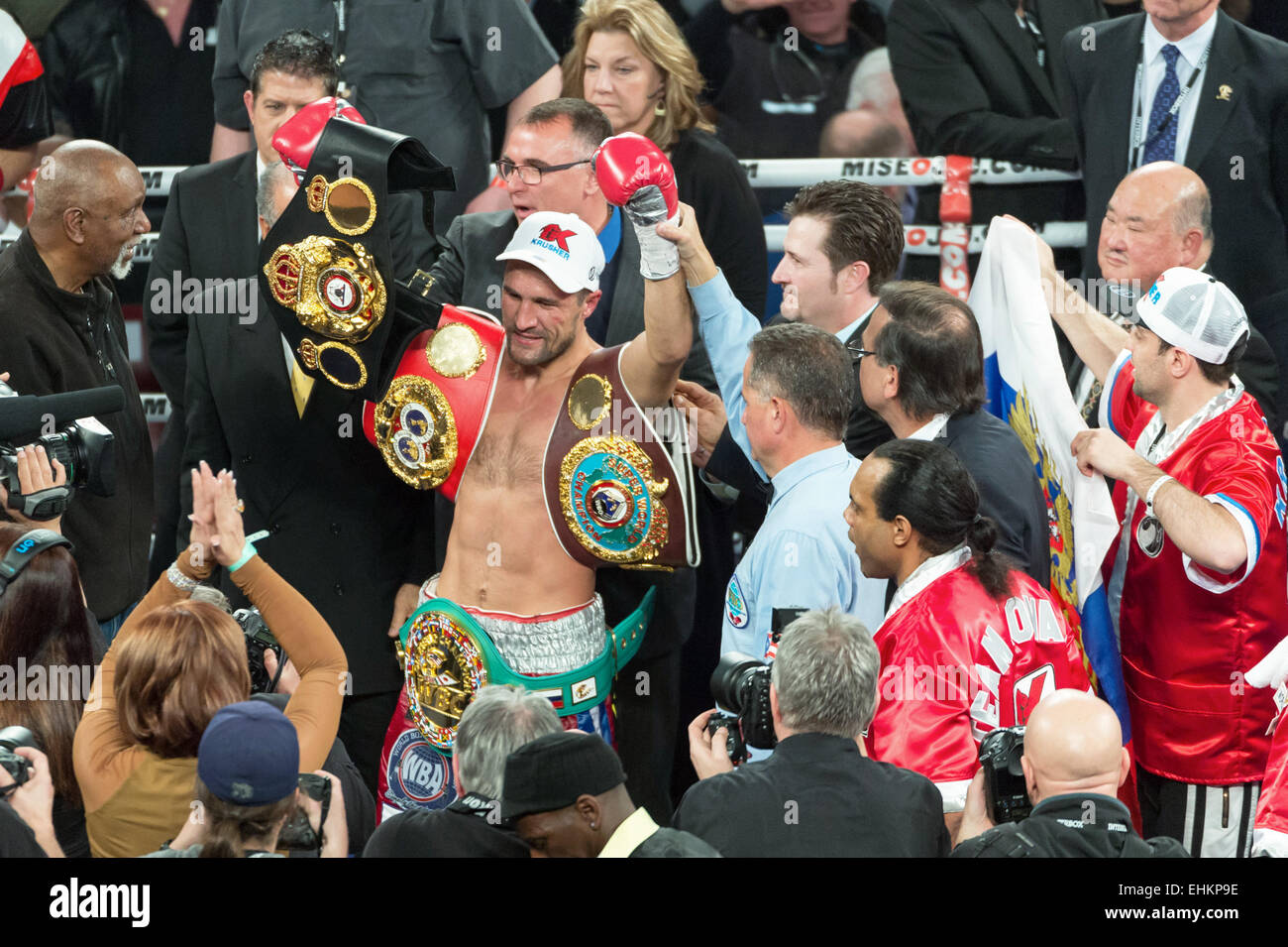 Montréal, Québec, Canada. 14Th Mar, 2015. SERGEY KOVALEV bat JEAN PASCAL par TKO au round 8 de rester la lumière unifiée heavyweight champion hier soir au Centre Bell de Montréal. © Allan Zilkowsky/ZUMA/Alamy Fil Live News Banque D'Images