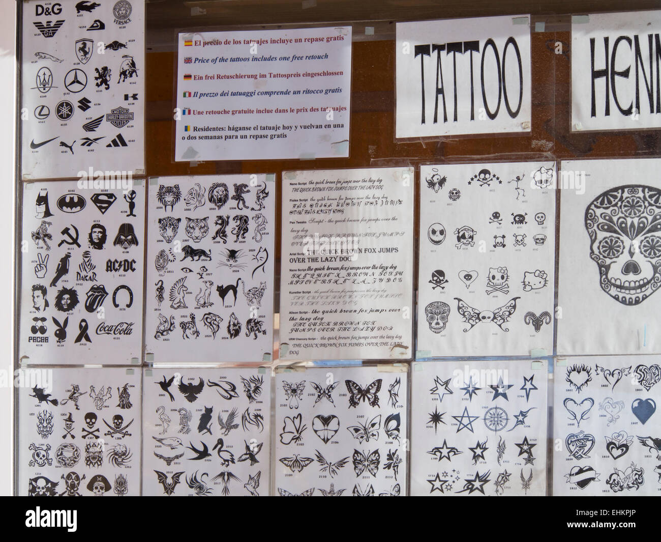 Tatouage au henné et des dessins sur la peau. Divers modèles proposés dans un magasin à Corralejo, Fuerteventura, Espagne Banque D'Images