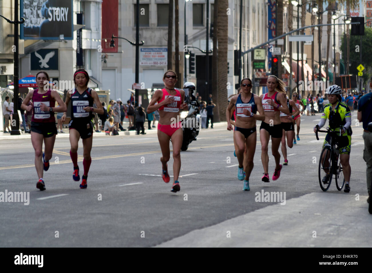 Los Angeles, Californie, USA. 15 mars, 2015. Les femmes de l'élite coureurs au kilomètre 11 de la la Marathon. Banque D'Images