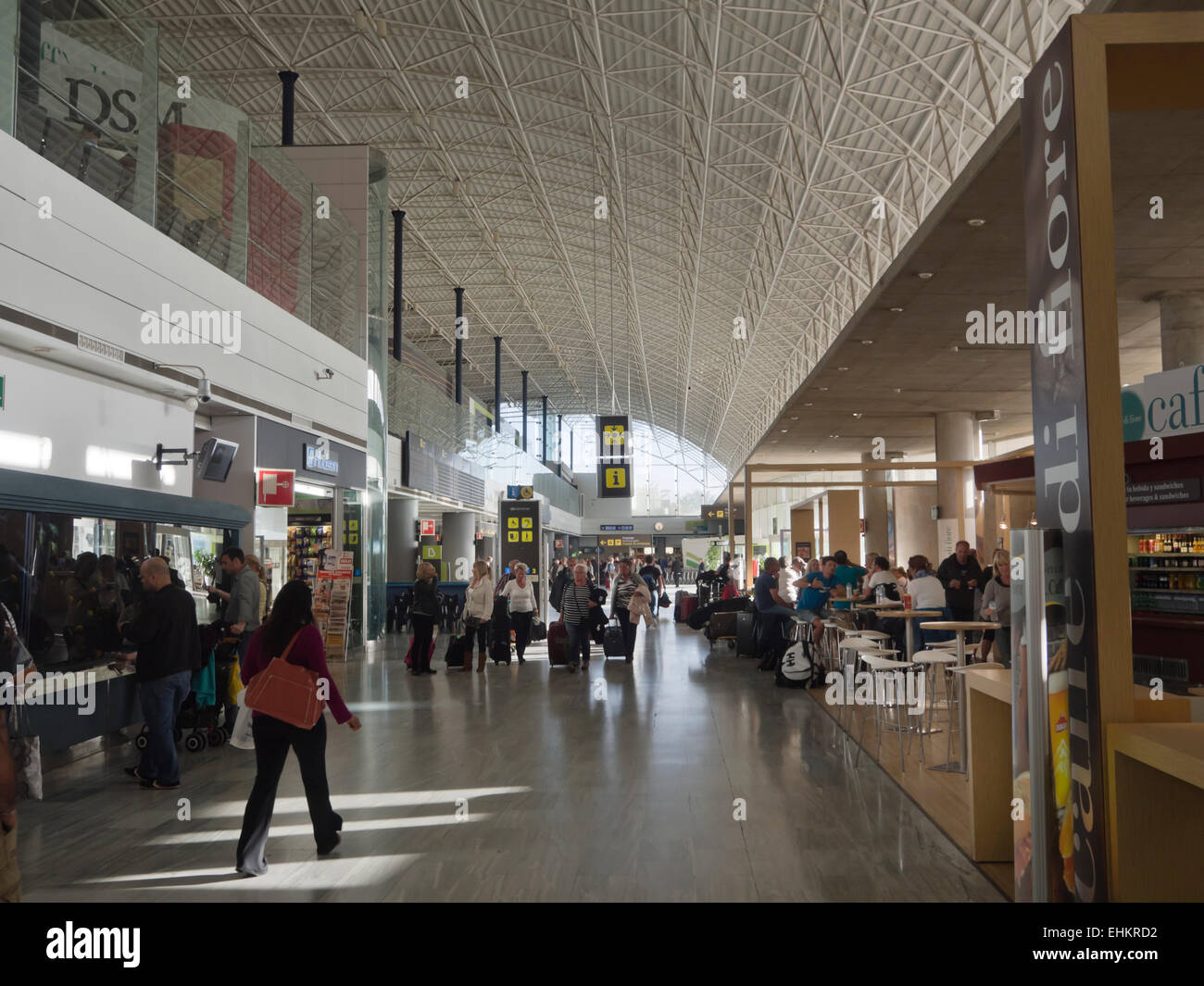 L'aéroport de Fuerteventura, Îles Canaries Espagne, hall de départ café et les passagers Banque D'Images