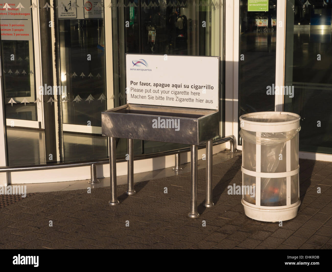 L'aéroport de Fuerteventura, Îles Canaries Espagne Vue extérieure de la zone désignée pour les fumeurs avec Multi lingual sign Banque D'Images L'aéroport de Fuerteventura, Îles Canaries Espagne Vue extérieure de la zone désignée pour les fumeurs avec Multi lingual sign Banque D'Images