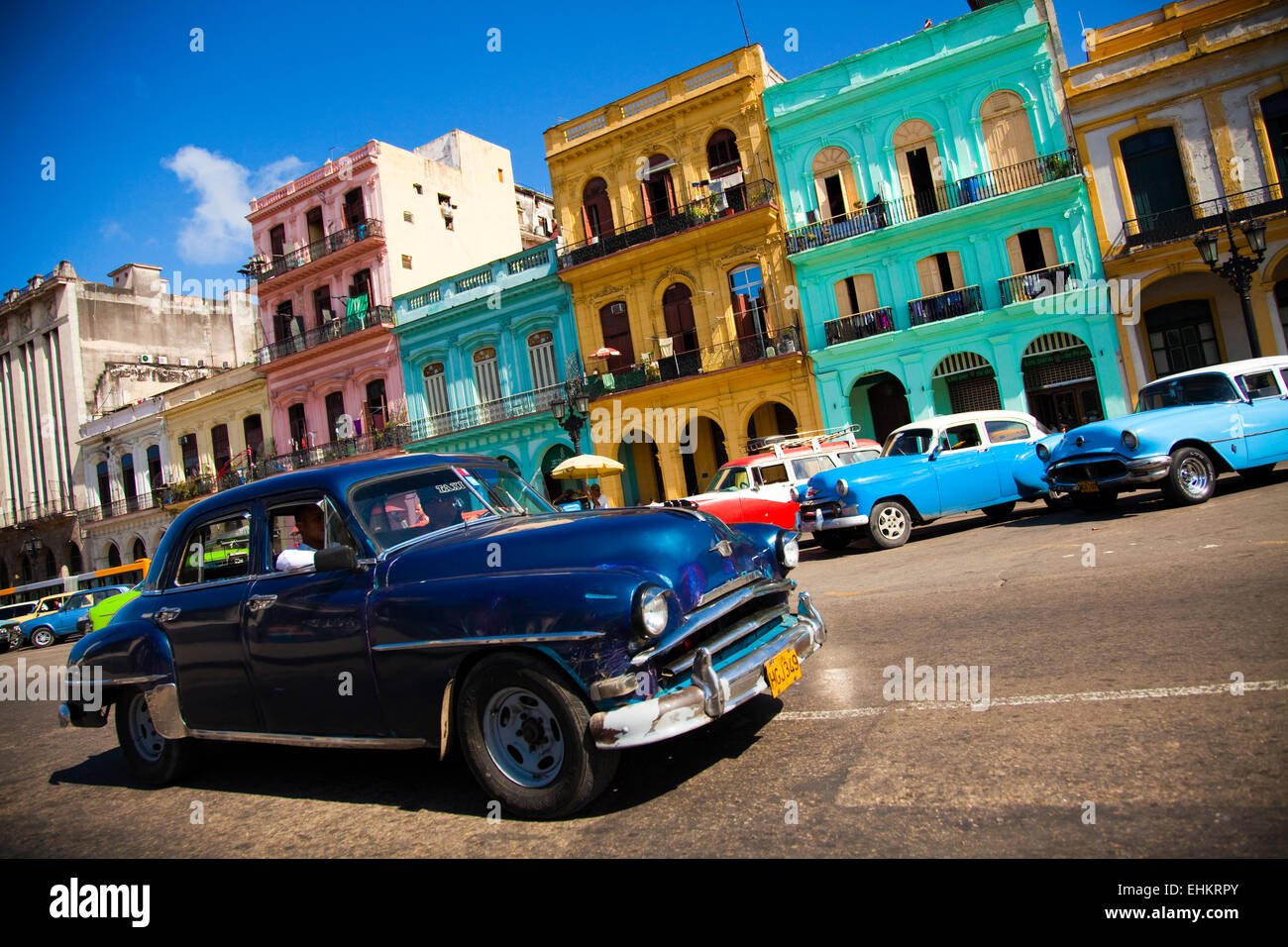 Voiture de collection sur le Paseo de Marti, La Havane, Cuba Banque D'Images