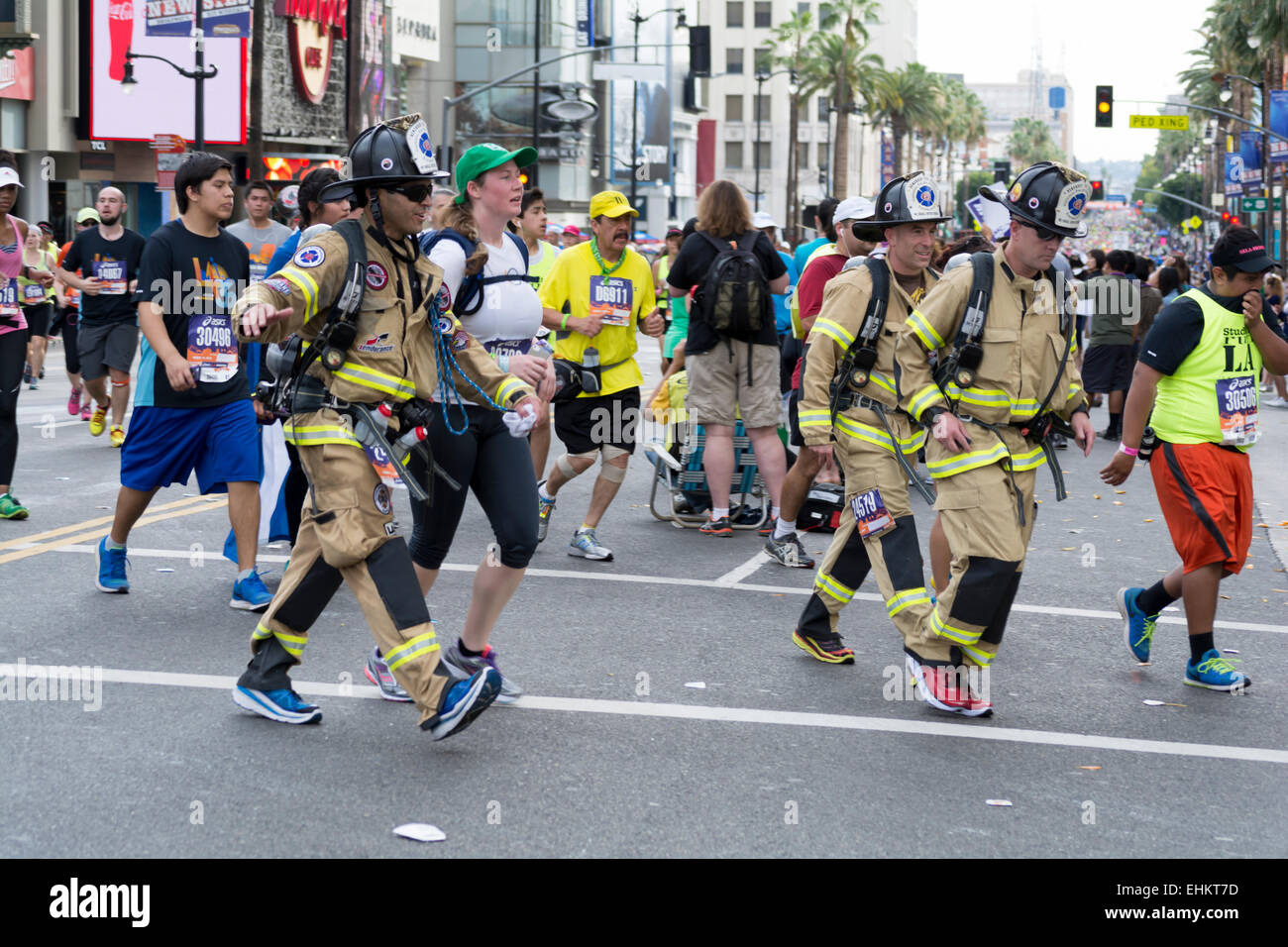 Los Angeles, Californie, USA. 15 mars, 2015. Les pompiers qui ont couru en pleine branchements au mile 11 de la la Marathon. Banque D'Images