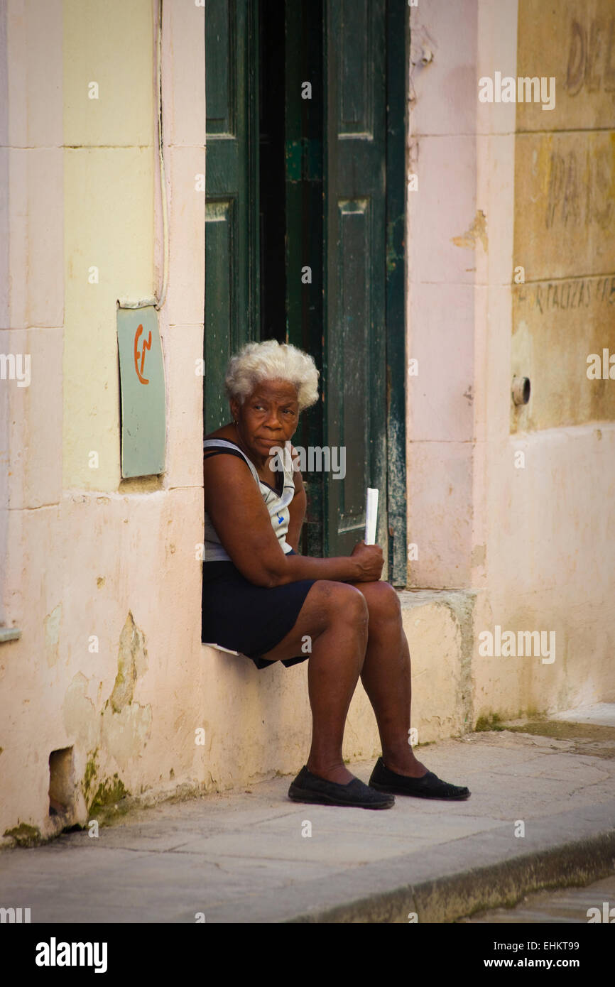 Une vieille femme est assise dans la rue à La Havane, Cuba Banque D'Images