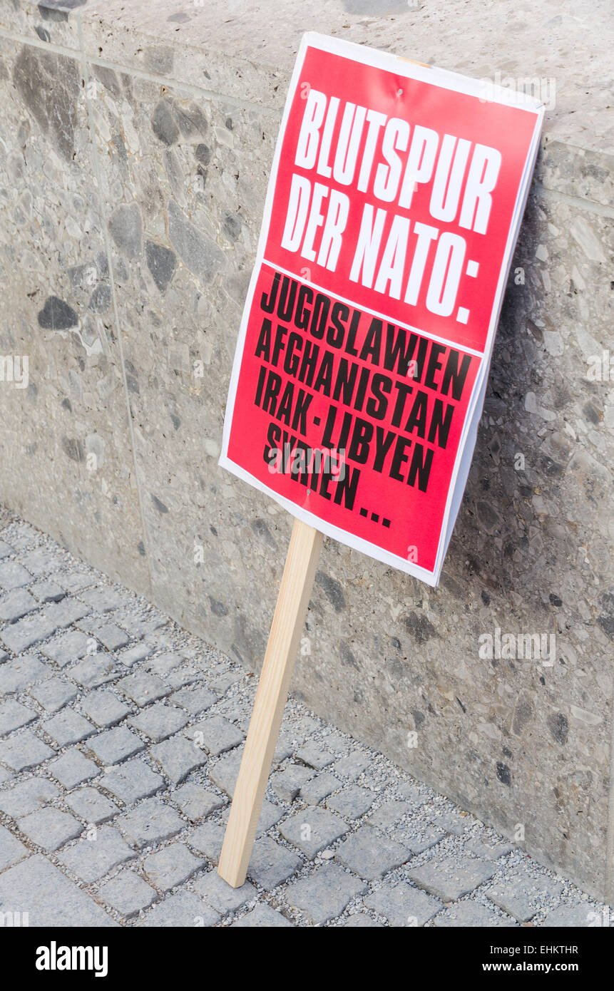Signe de protestation de la plaque rallye anti-OTAN manifestation contre l'élargissement de l'OTAN et l'accroissement de la présence de l'Alliance de l'Atlantique Nord Banque D'Images