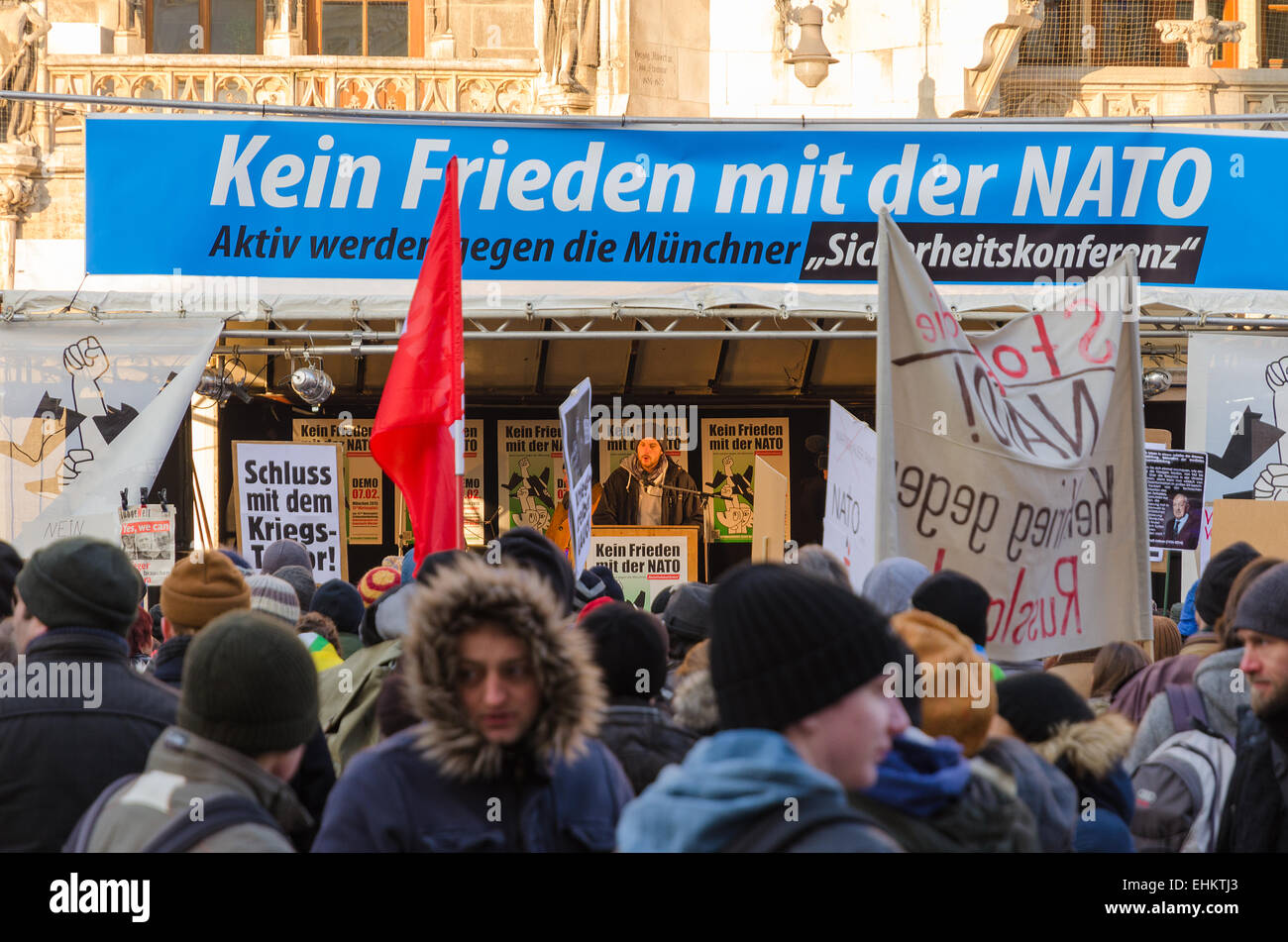 Anti-OTAN européenne réunion de protestation. Texte sur la bannière se lit comme 'pas de l'amitié avec l'OTAN". Banque D'Images