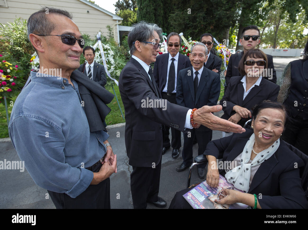 Les membres de la famille, les amis en deuil au service funéraire vietnamiens, Little Saigon district, City of westminster, Californie Banque D'Images