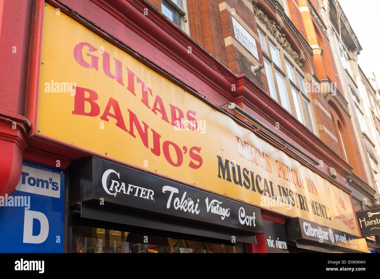 Enseigne à l'extérieur du tambour Tom's store, Denmark Street, Londres Banque D'Images